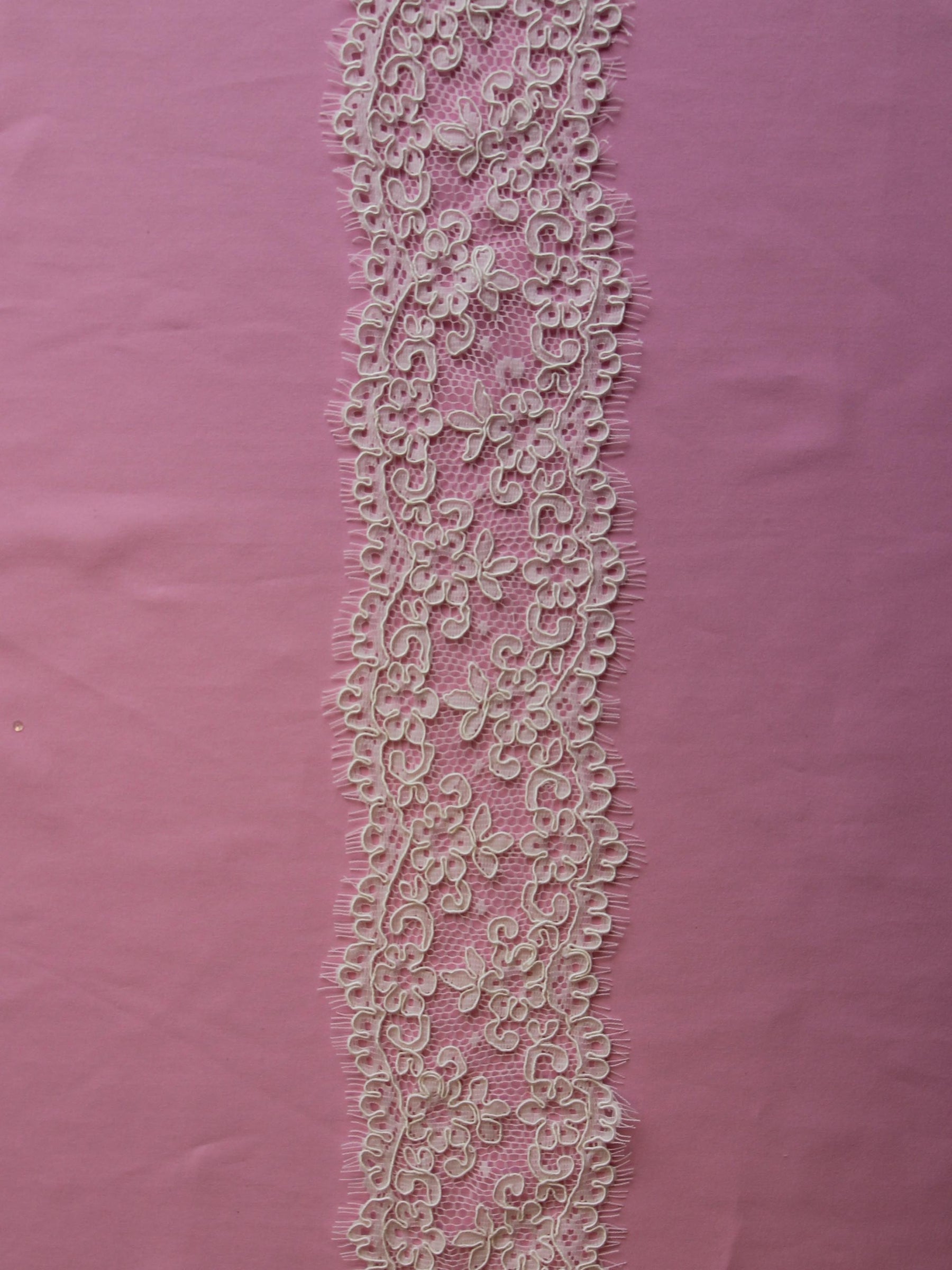 Elfenbeinfarbener, schnurgebundener Spitzenbesatz – Ego