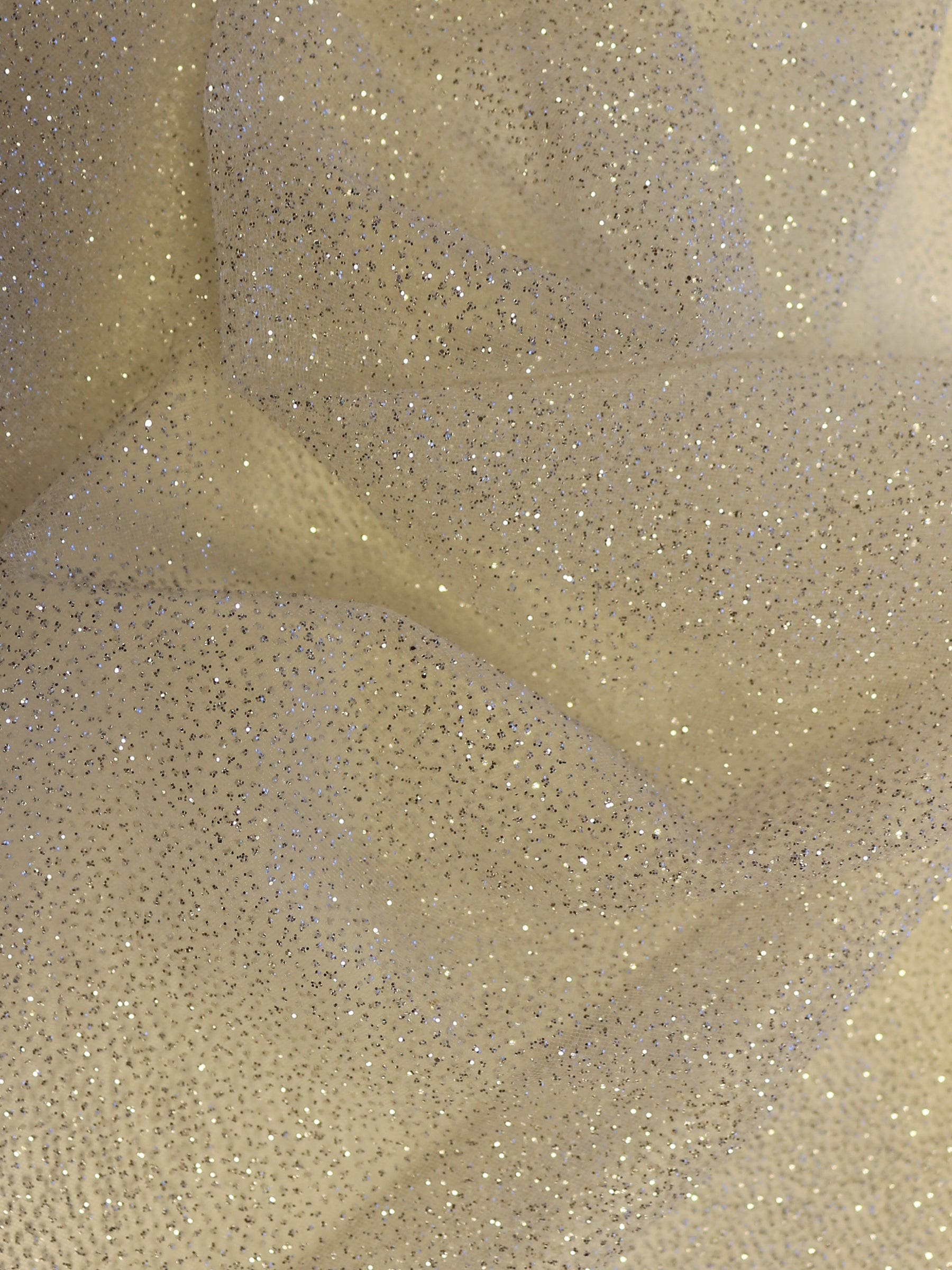 Elfenbeinfarbener Glitzertüll – Magnetismus