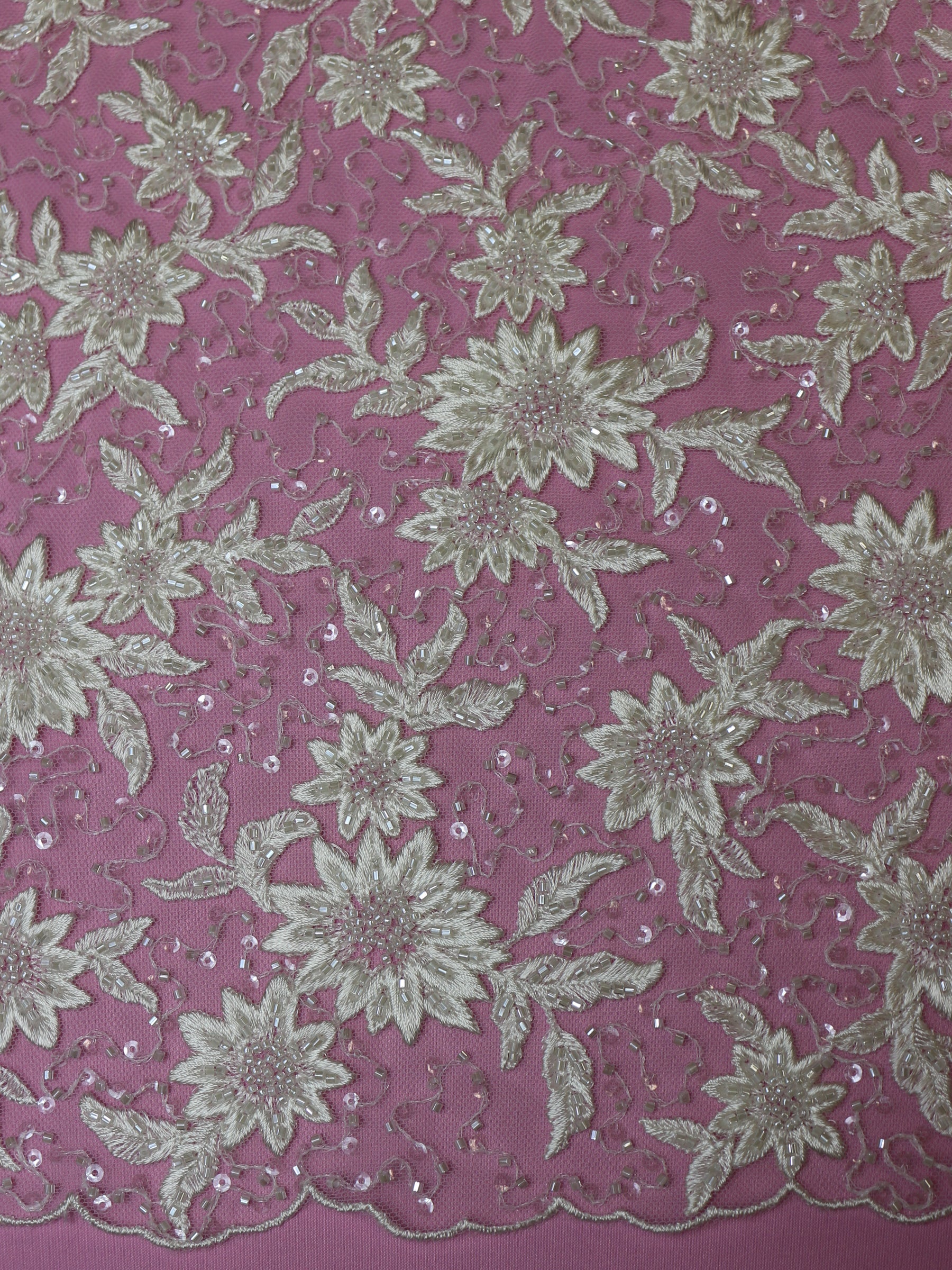 Elfenbeinfarbene Blumenspitze mit Perlen - Irke