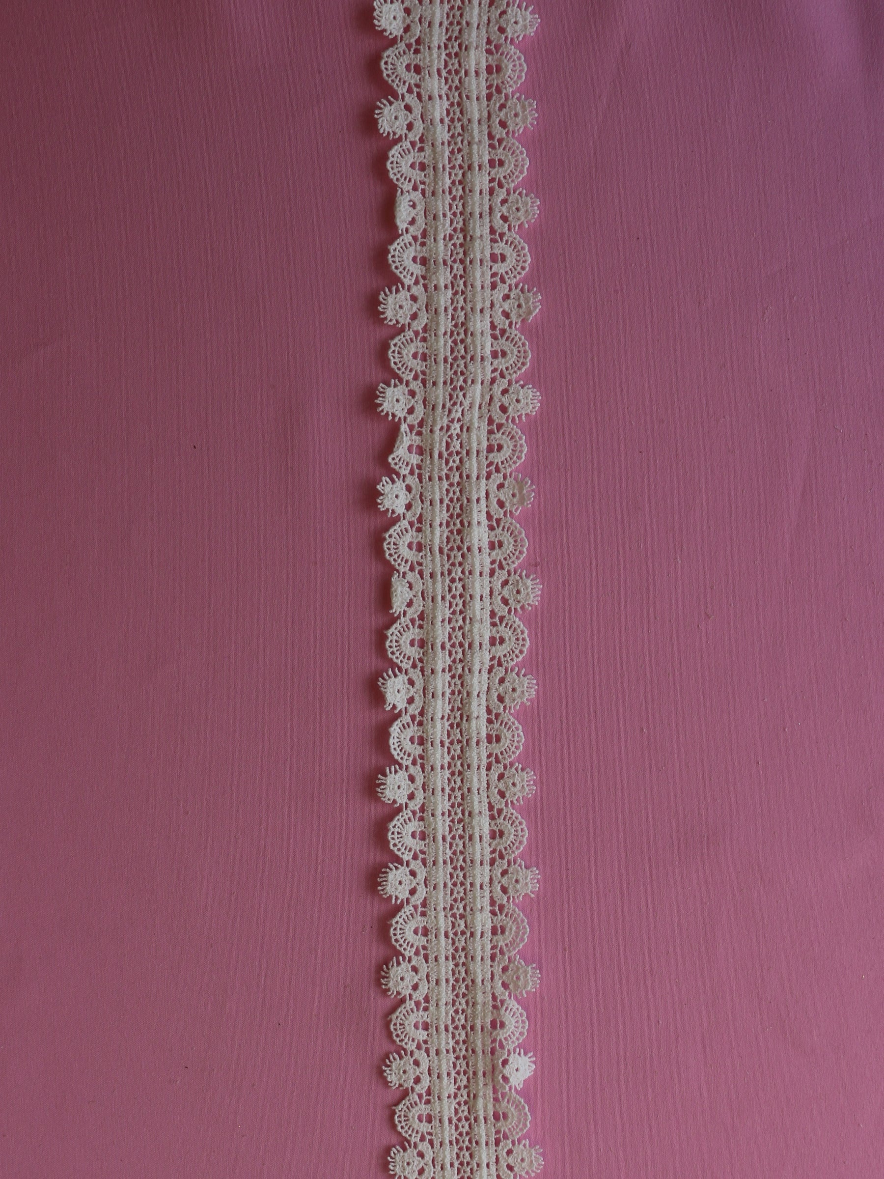 Elfenbeinfarbener Spitzenbesatz – Salamander