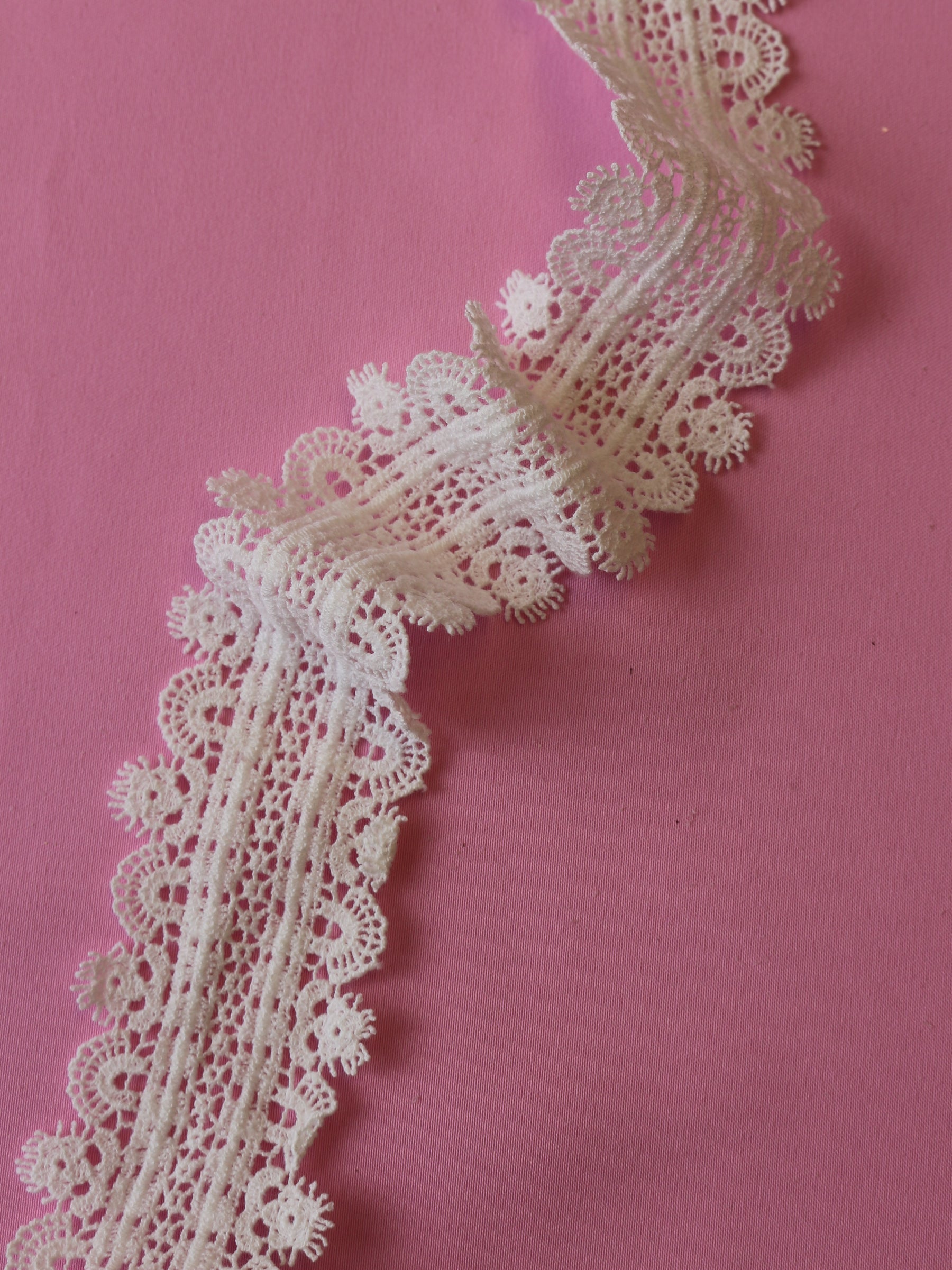 Elfenbeinfarbener Spitzenbesatz – Salamander