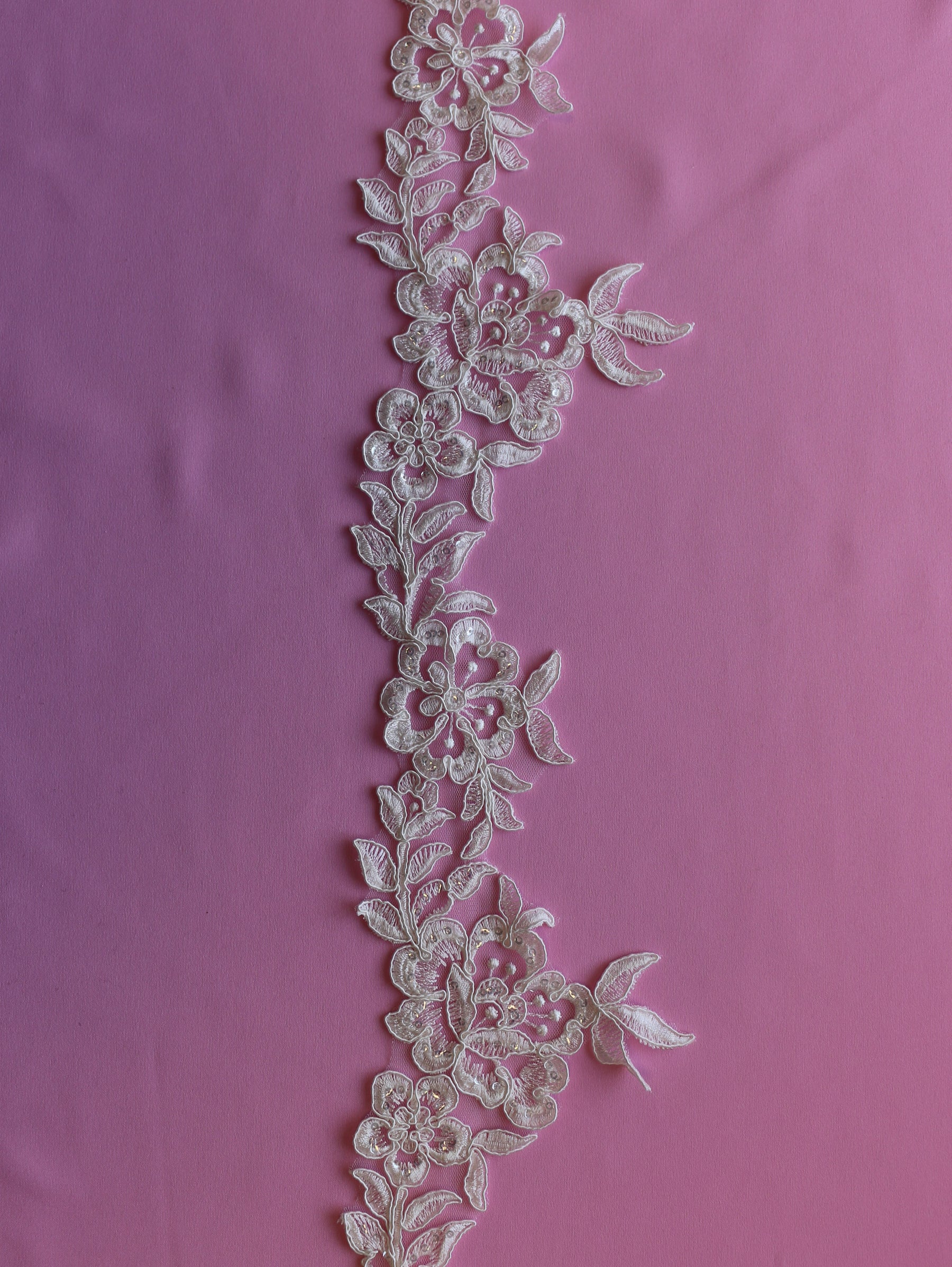 Elfenbeinfarbener Spitzenbesatz mit Pailletten – Rhodo