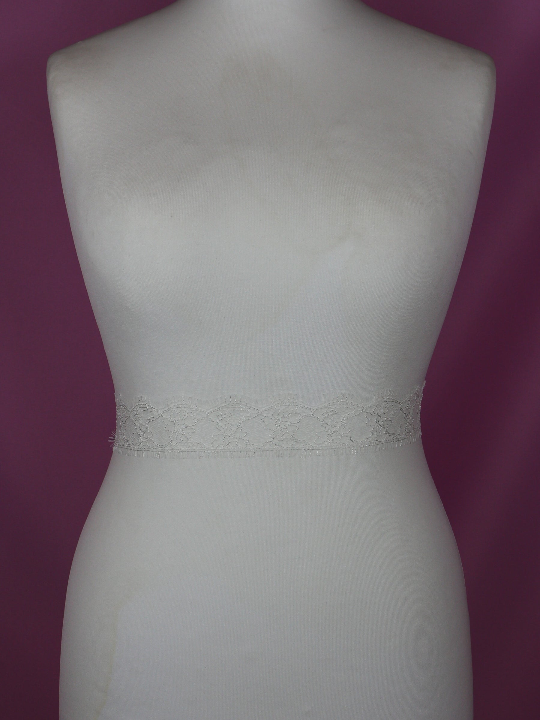 Elfenbeinfarbener Chantilly-Spitzenbesatz – Charlotte