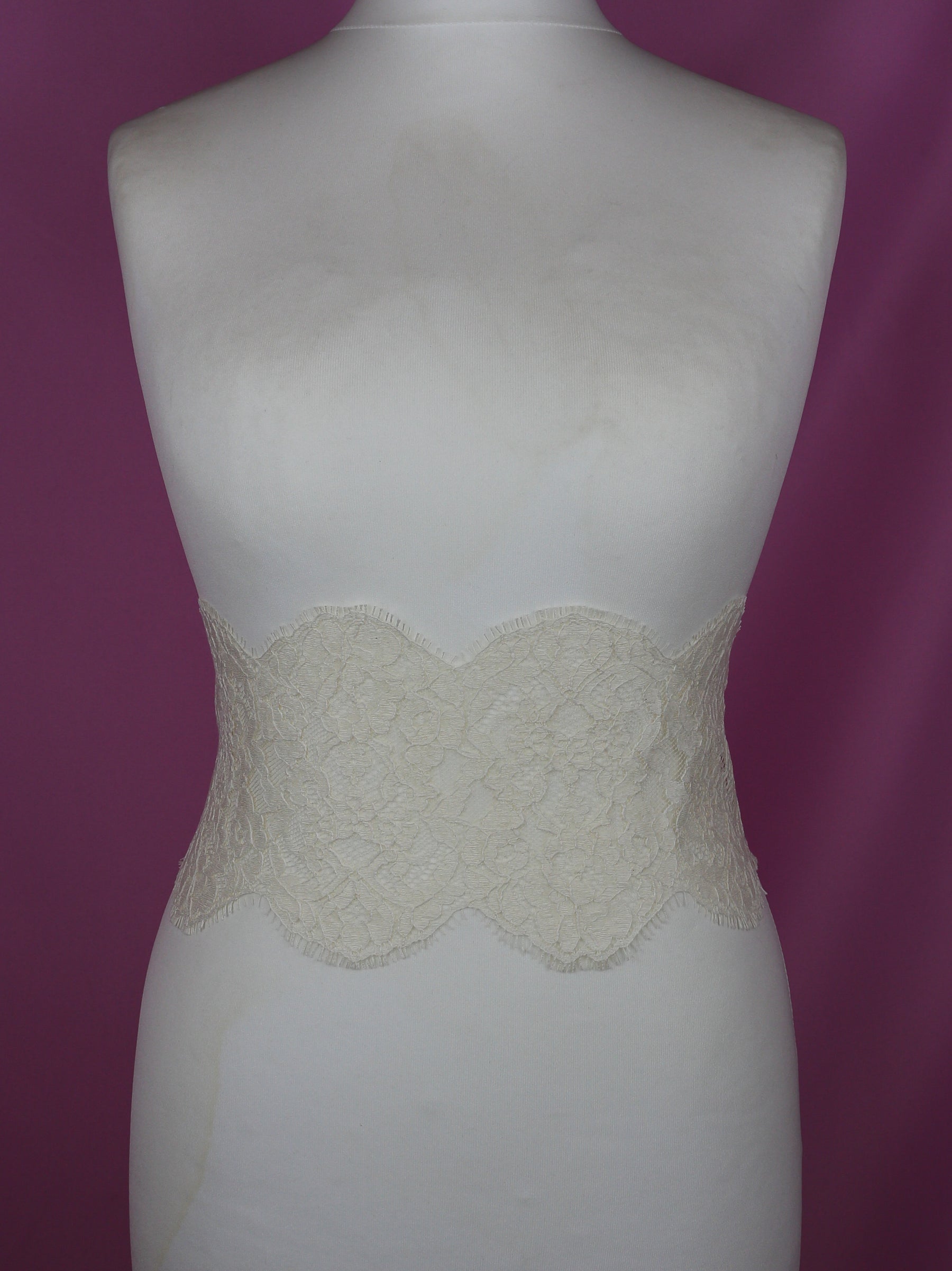Elfenbeinfarbener Chantilly-Spitzenbesatz – Judith