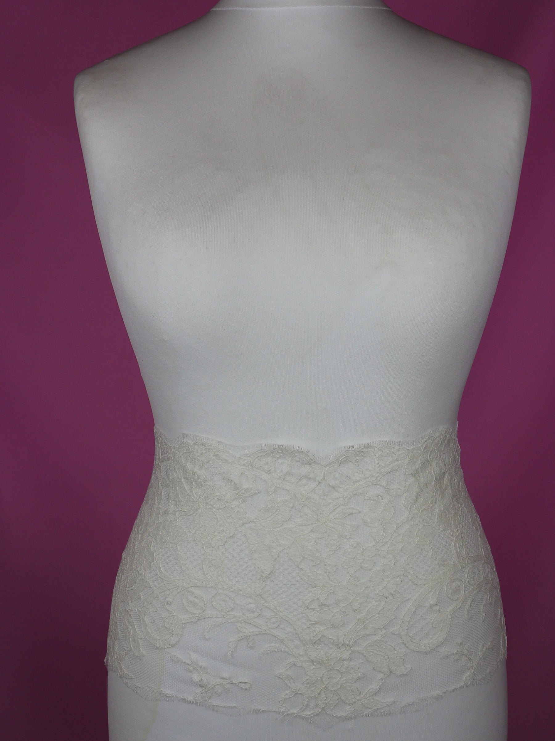 Elfenbeinfarbener Chantilly-Spitzenbesatz – Kate