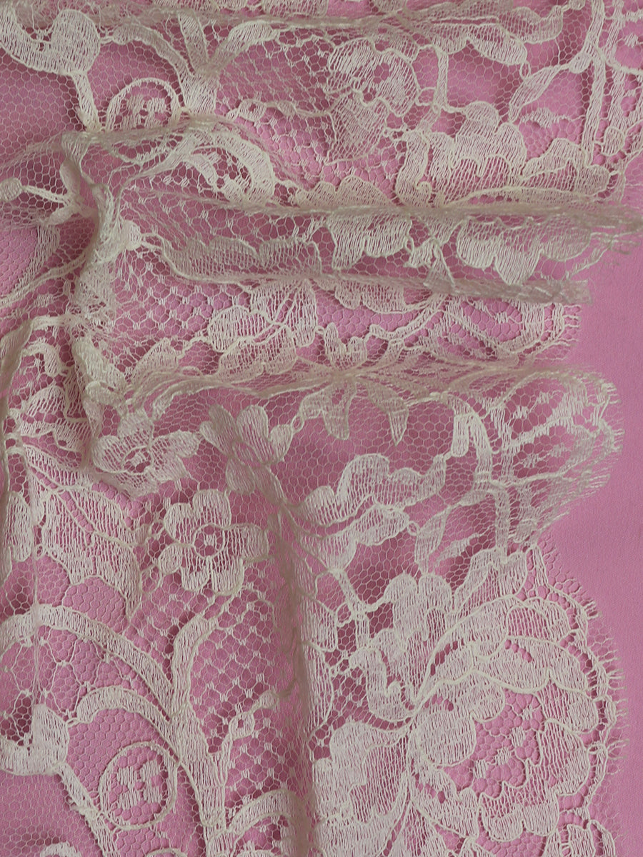 Elfenbeinfarbener Chantilly-Spitzenbesatz – Kate