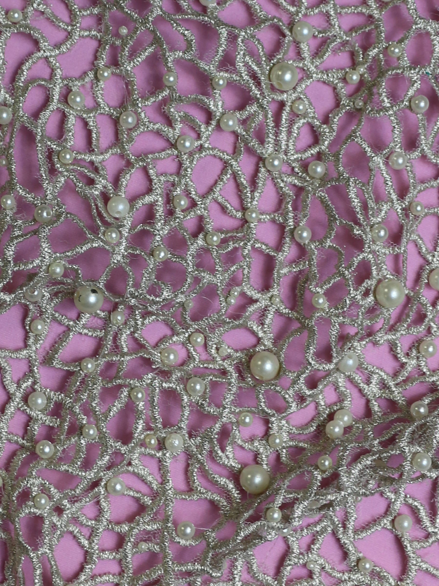 Elfenbeinfarbene Perlenstickereispitze – Lila