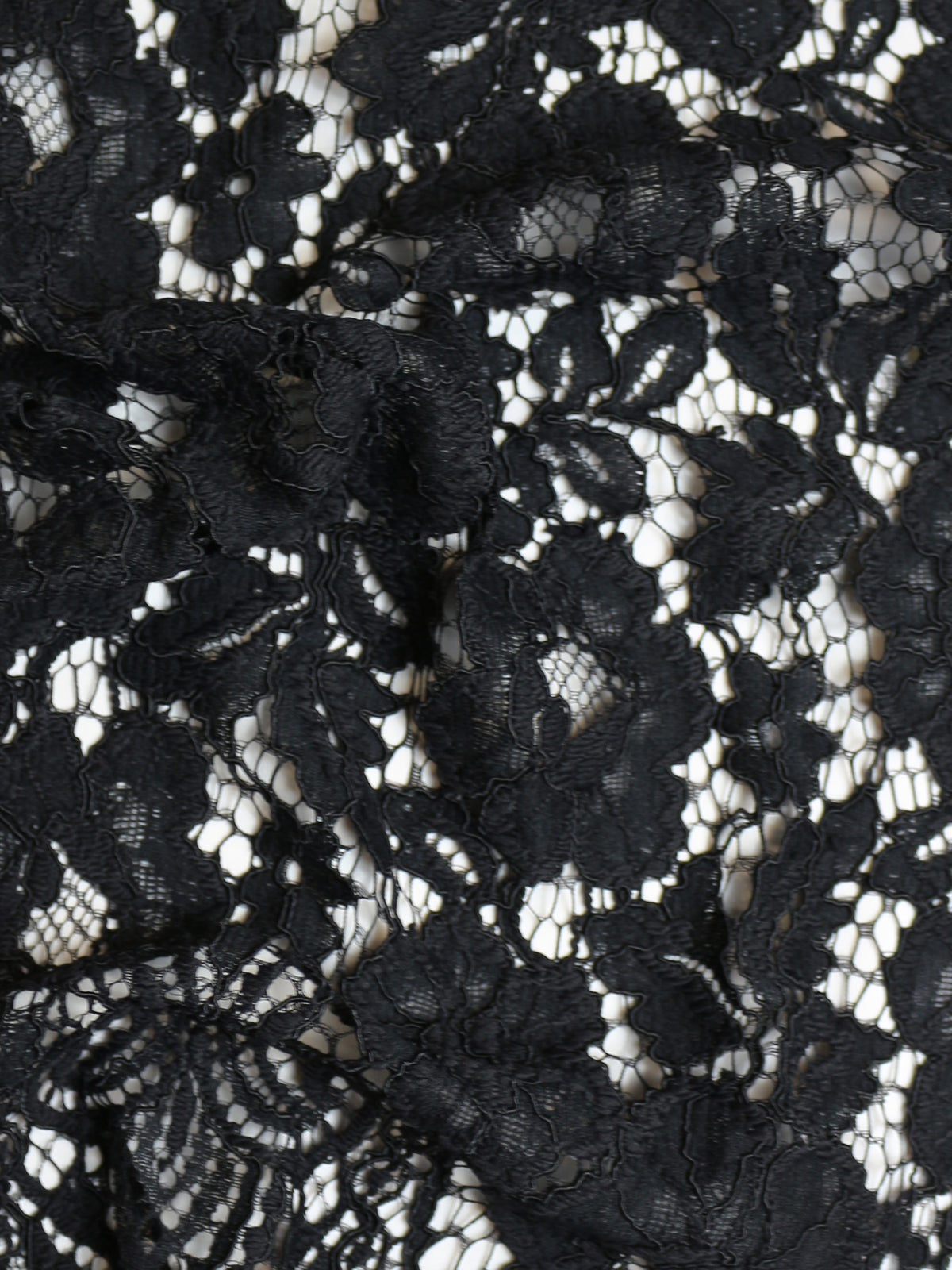 Schwarze schnurgebundene Raschelspitze – Maggie