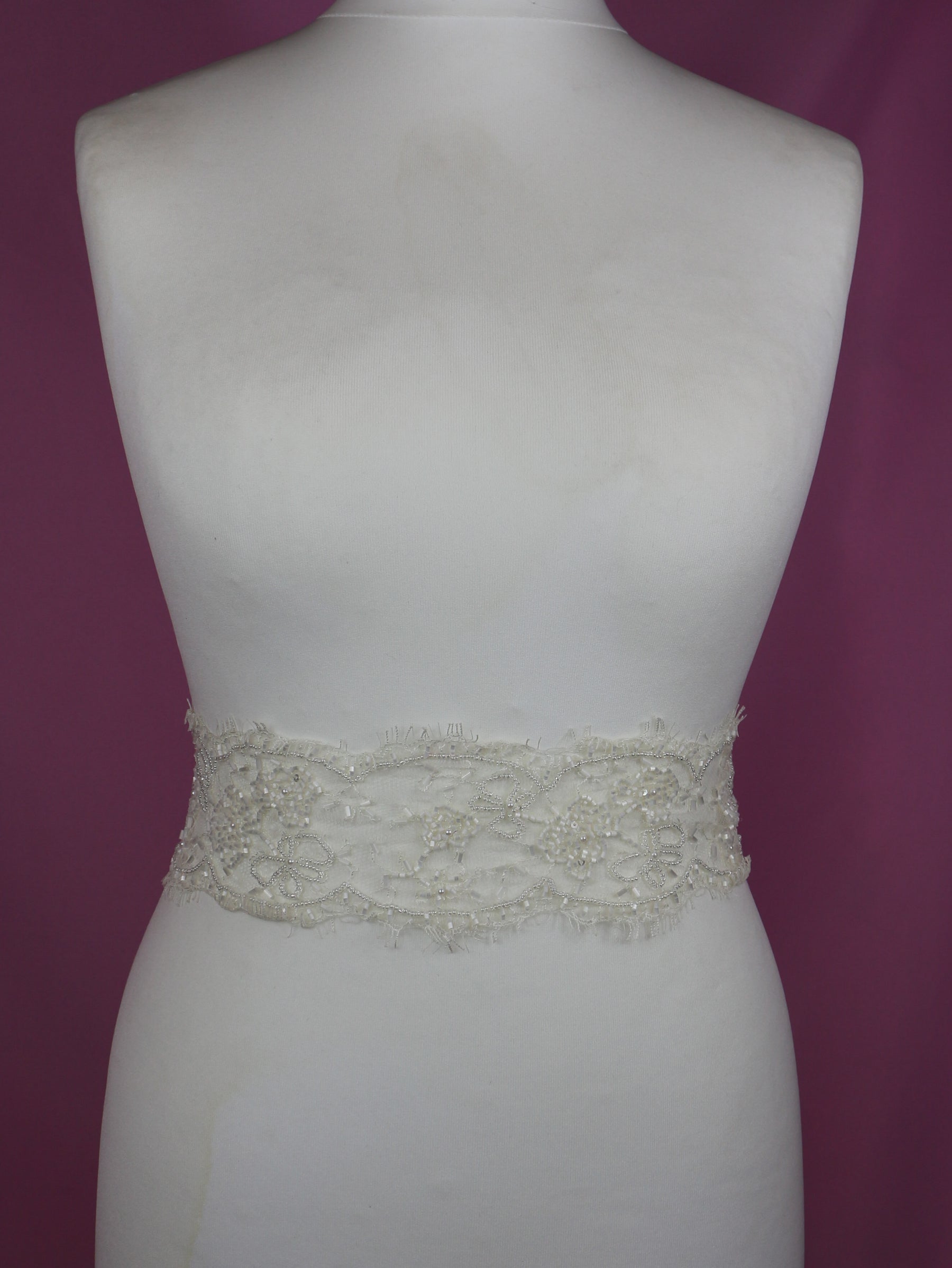 Elfenbeinfarbener Chantilly-Spitzenbesatz – Meryl