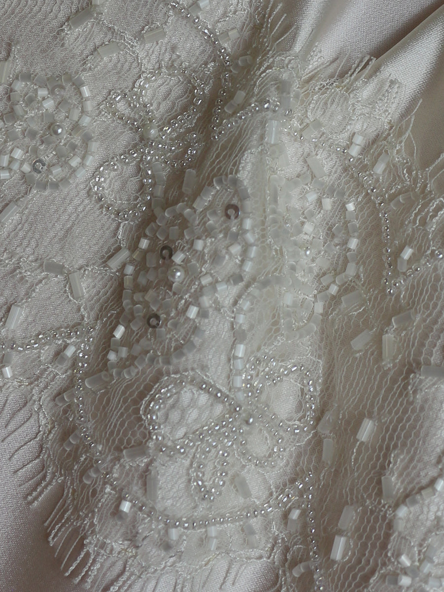 Elfenbeinfarbener Chantilly-Spitzenbesatz – Meryl