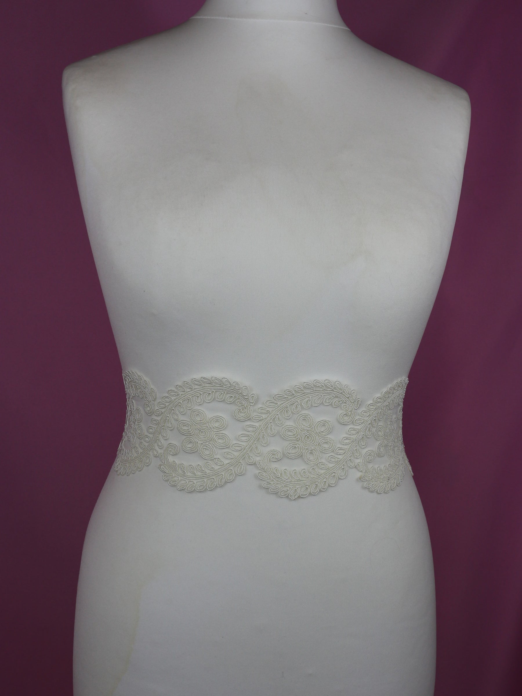 Elfenbeinfarbener Spitzenbesatz – Kapuzinerkresse