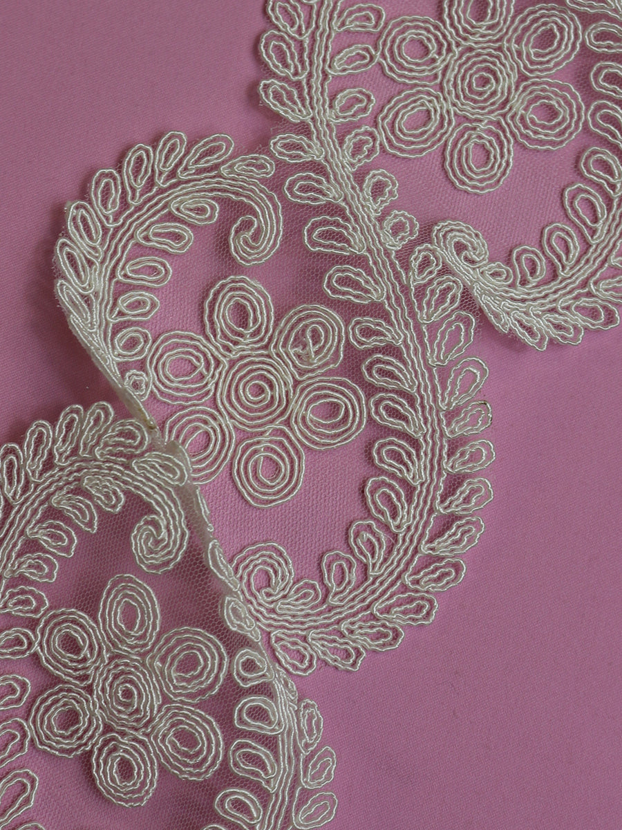 Elfenbeinfarbener Spitzenbesatz – Kapuzinerkresse