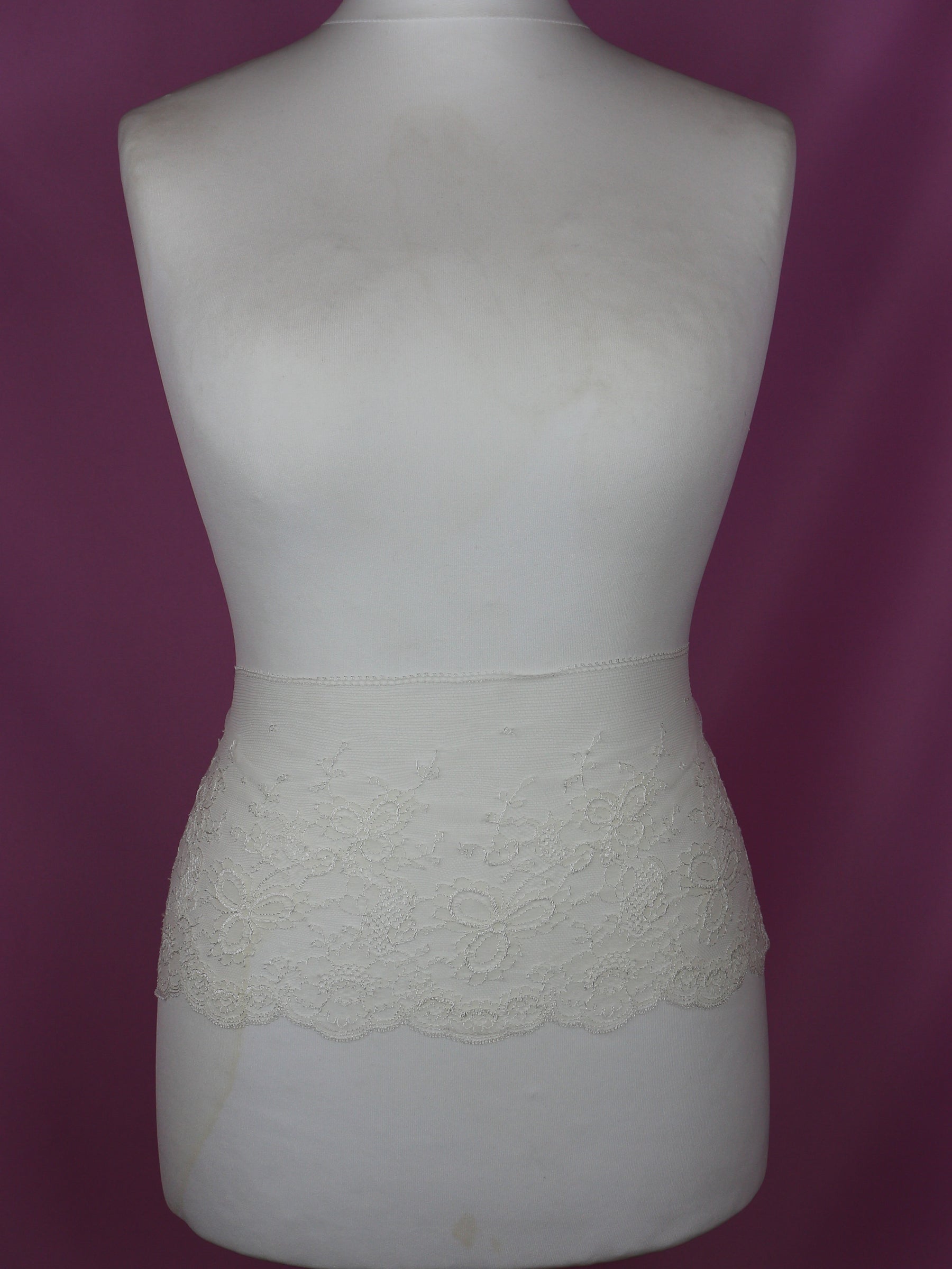 Elfenbeinfarbener Chantilly-Spitzenbesatz – Pastellfarben