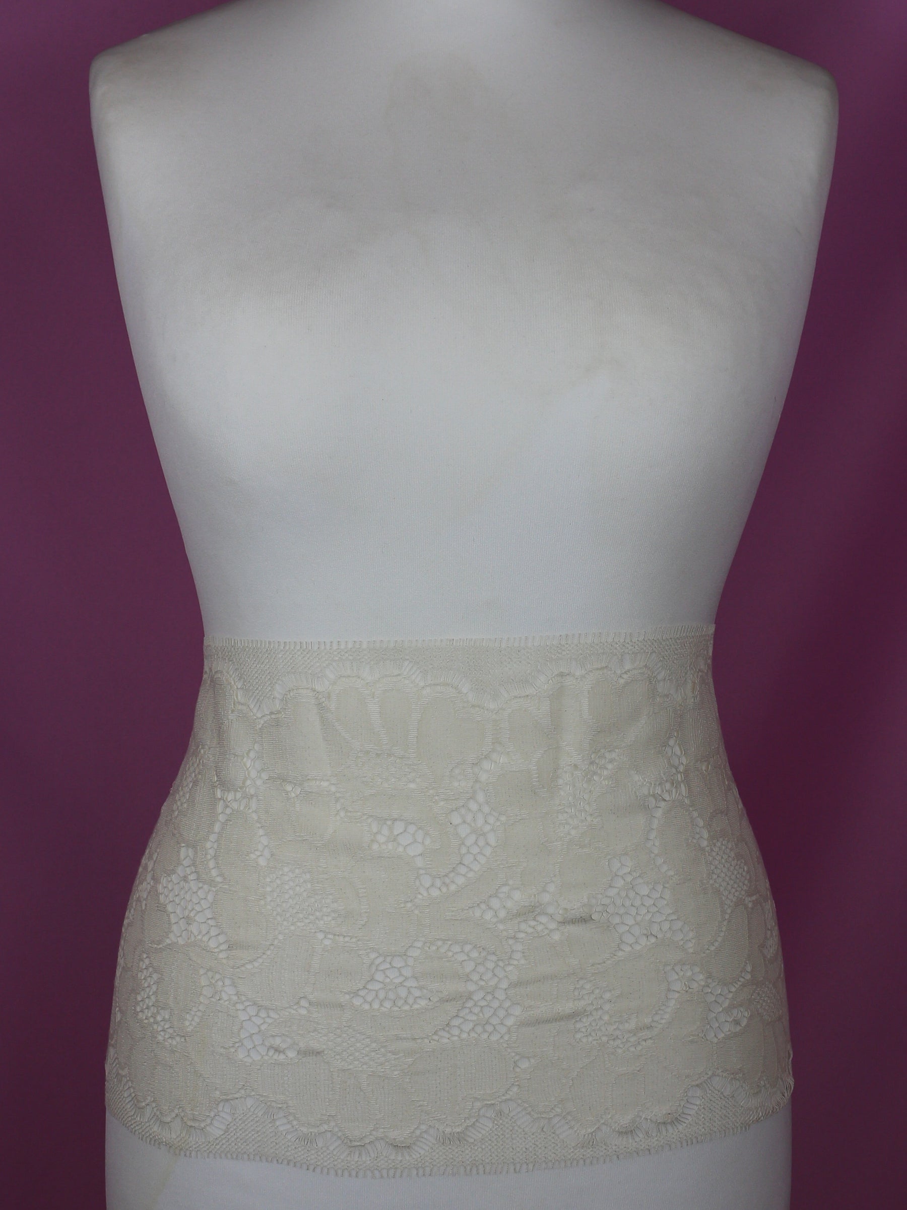 Elfenbeinfarbener Chantilly-Spitzenbesatz – Patsy