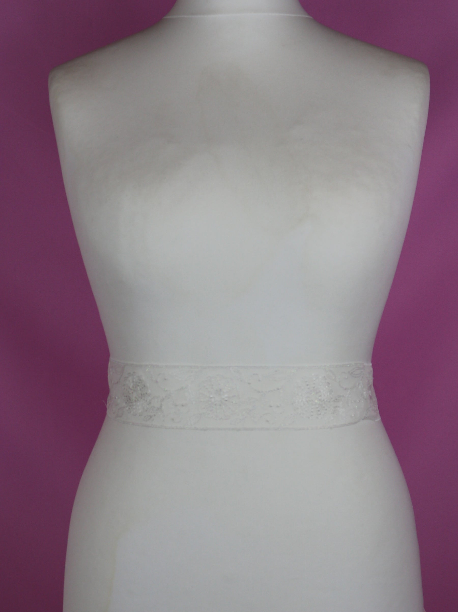 Elfenbein bestickter Spitzenbesatz – Phylis