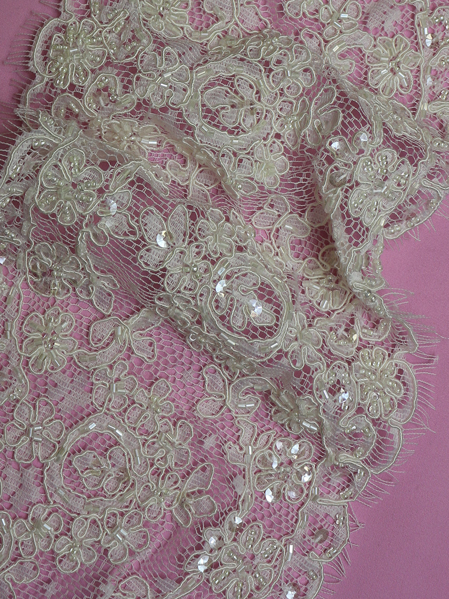 Elfenbeinfarbener perlenbesetzter Spitzenbesatz – Polly