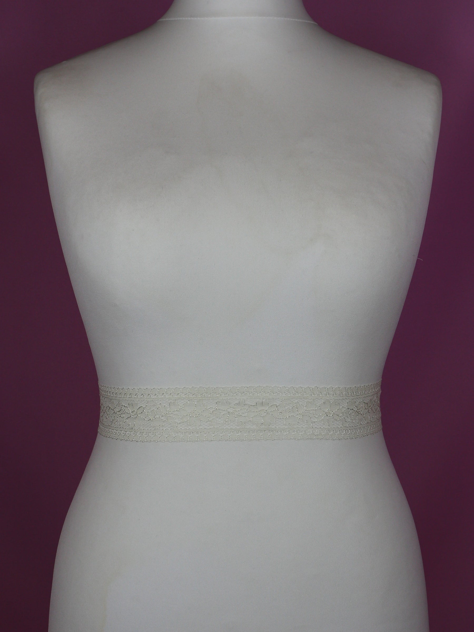 Elfenbeinfarbener Chantilly-Spitzenbesatz - Rosaria