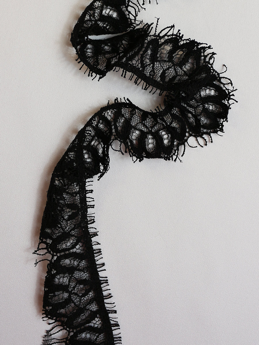Schwarzer Spitzenbesatz – Valentina