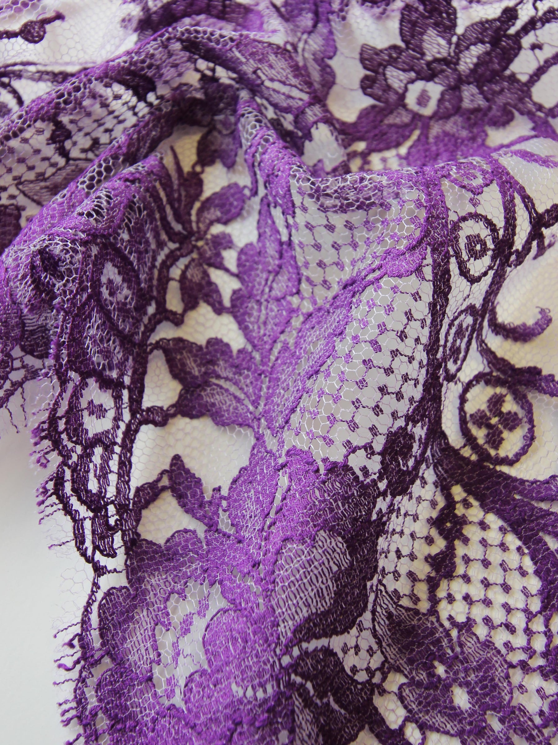 Tiefviolette Spitze – Kate