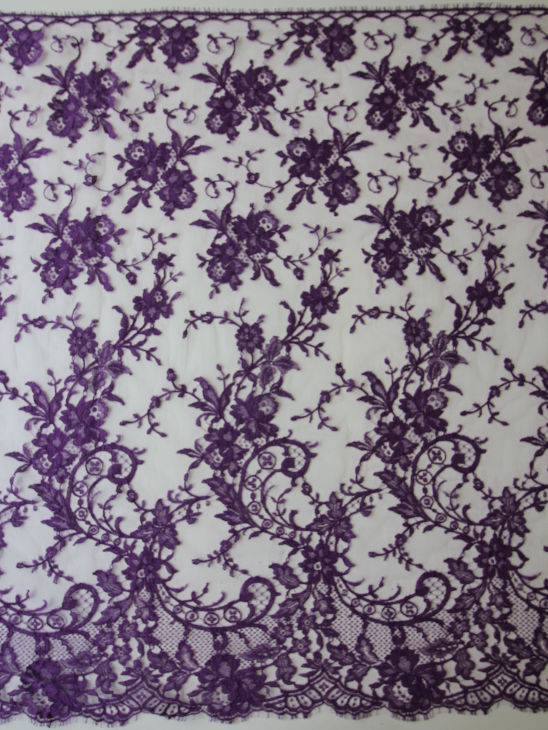 Tiefviolette Spitze – Kate