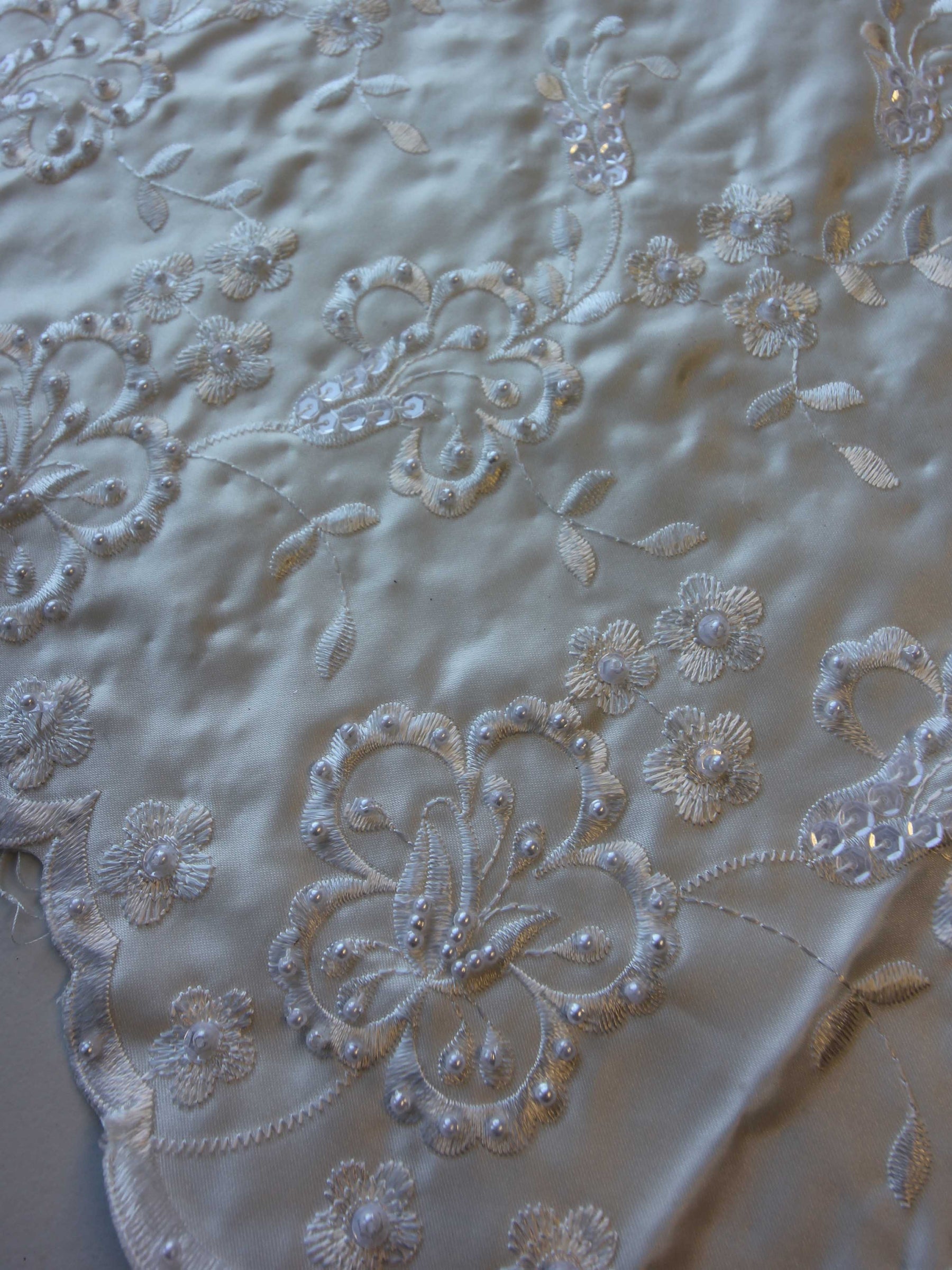 Elfenbein bestickter Satin – Jonas