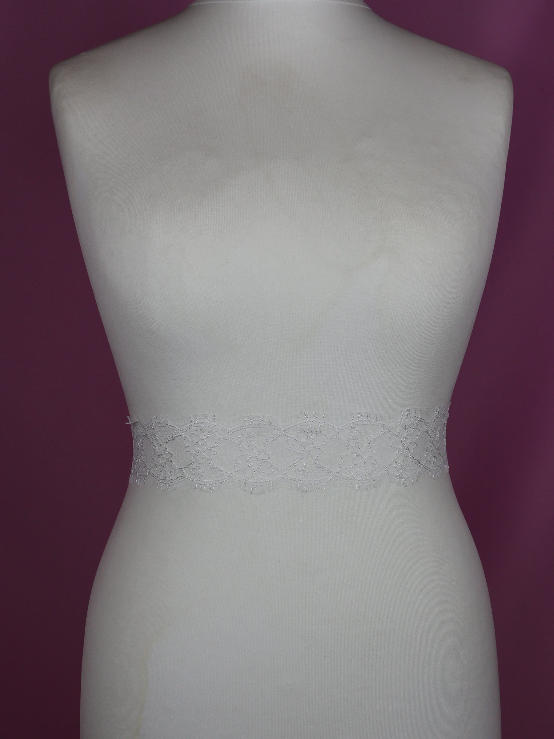 Weißer Chantilly-Spitzenbesatz – Yvette
