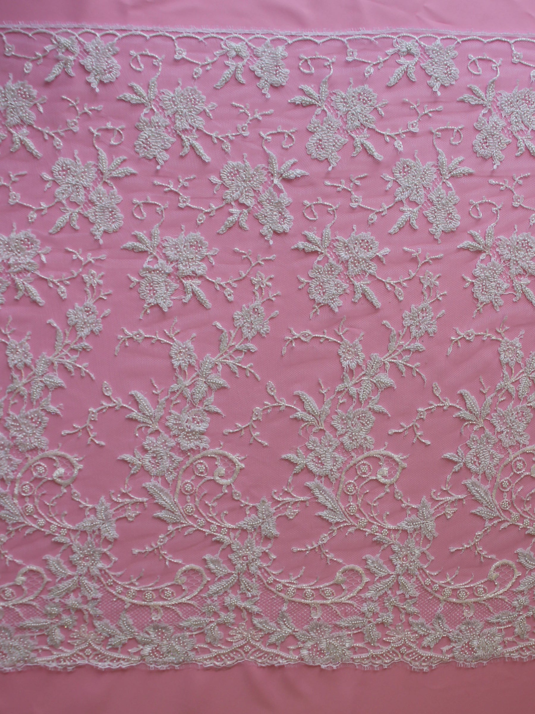 Weiße Chantilly-Spitze mit Perlen - Annalisa