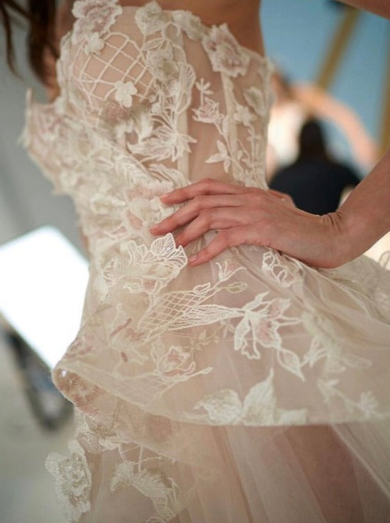 Spitze aus Elfenbein und Rouge – Antonella