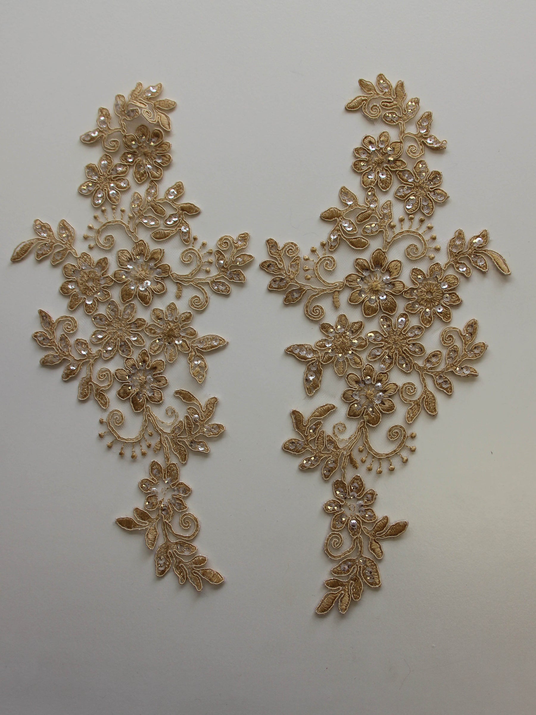 Sandbeige Pailletten-Spitzenapplikationen – Erica