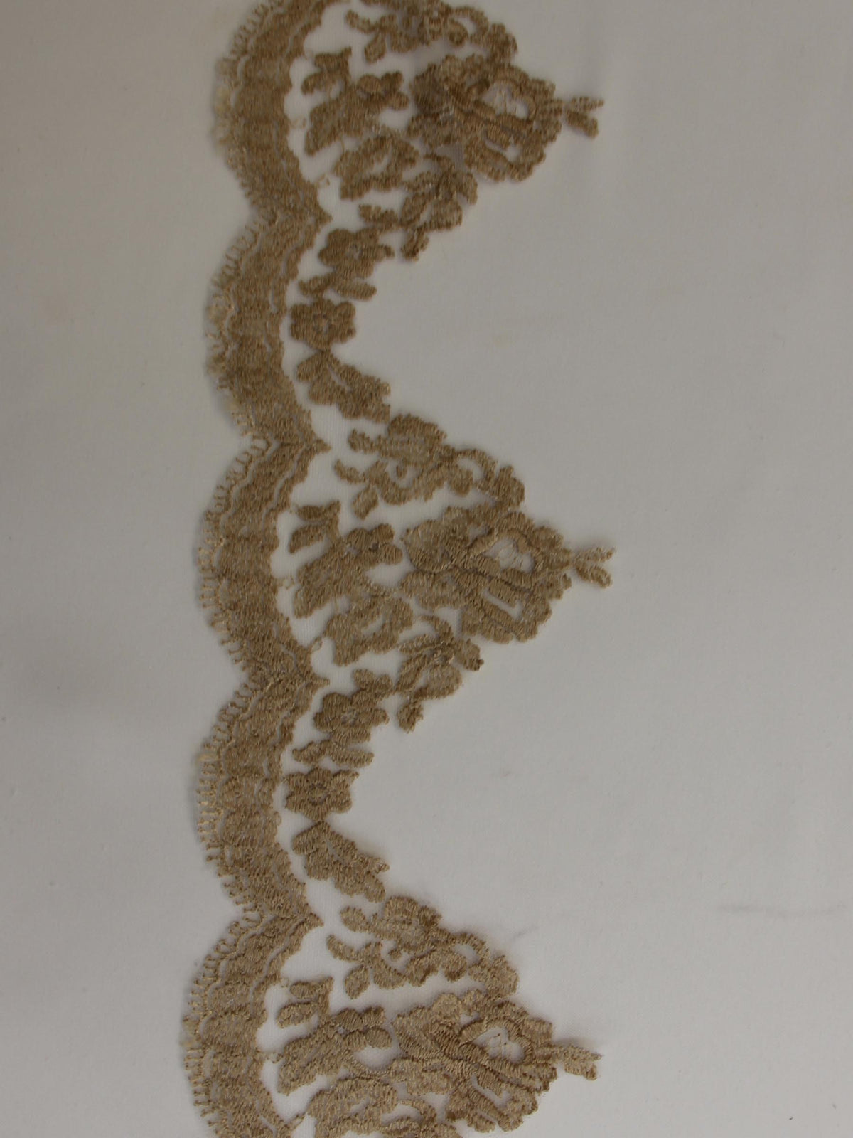 Sandbeiger Spitzenbesatz – Dominique