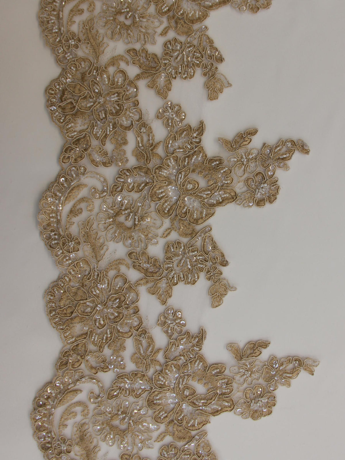 Beigefarbener Spitzenbesatz – Victoria