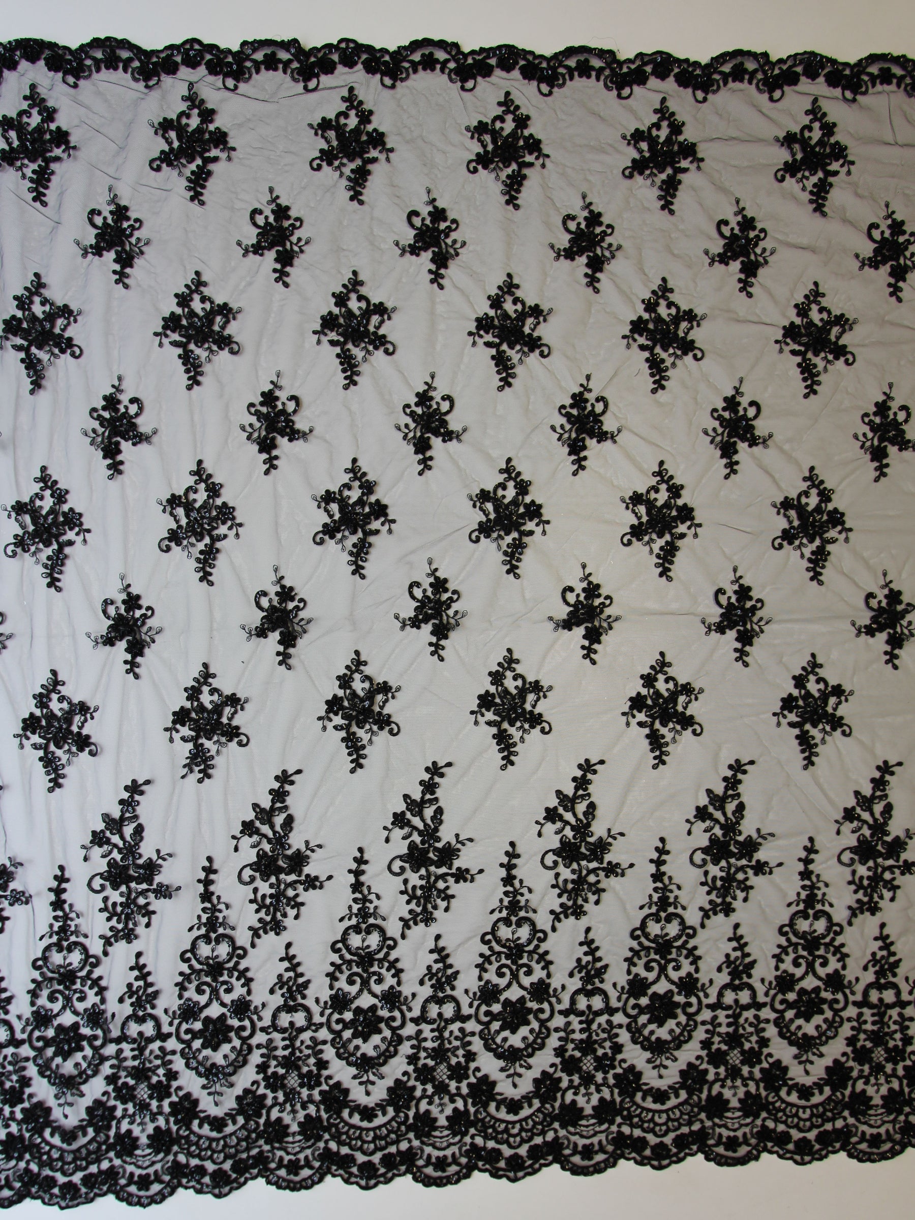 Schwarze Perlen- und Kordelspitze – Alexandra