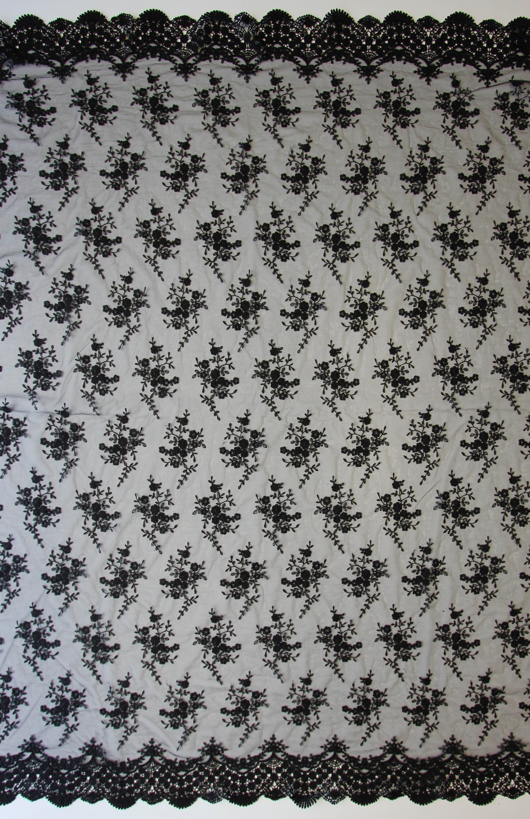 Schwarze bestickte Spitze – Kirsty