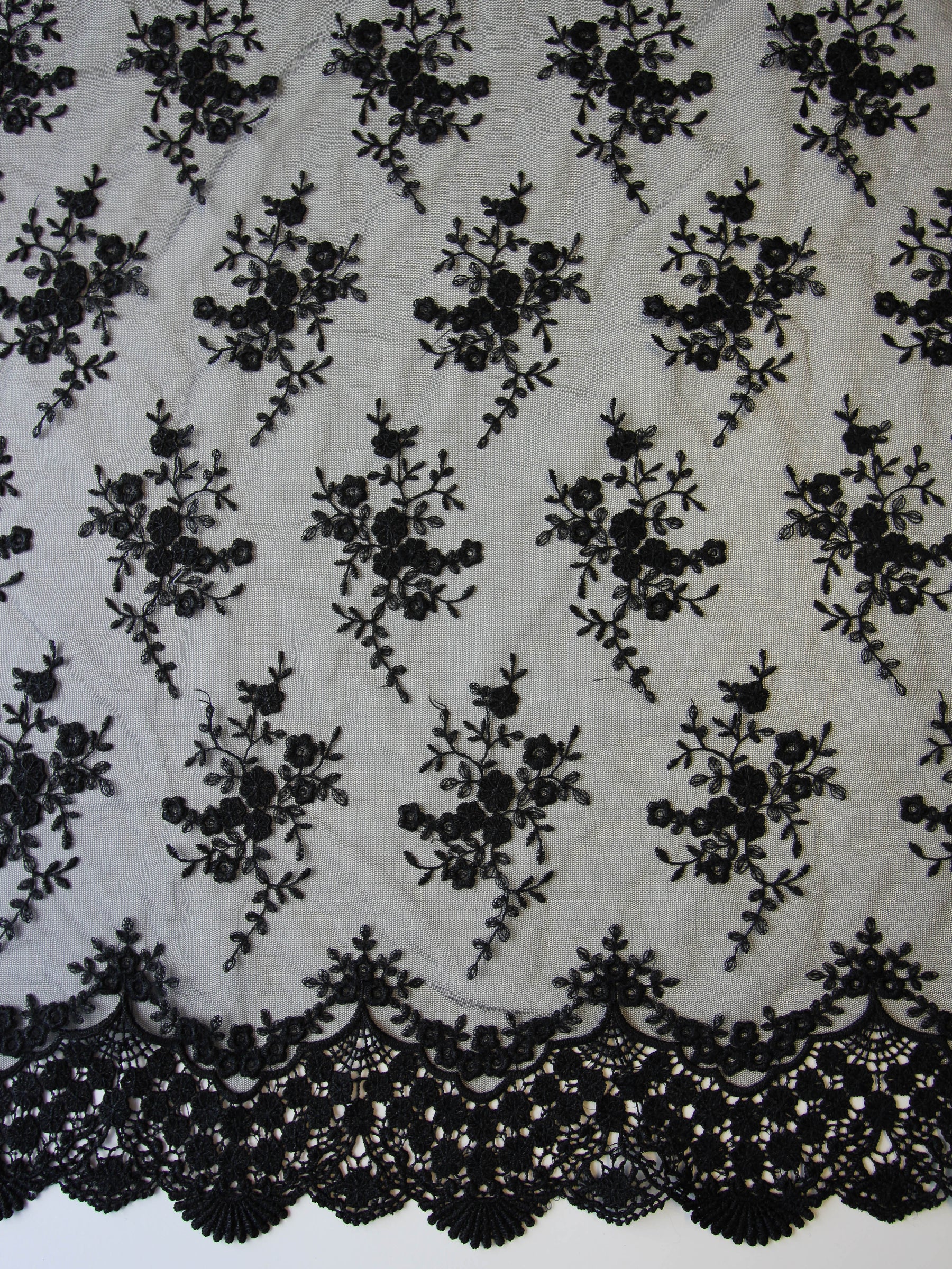 Schwarze bestickte Spitze – Kirsty