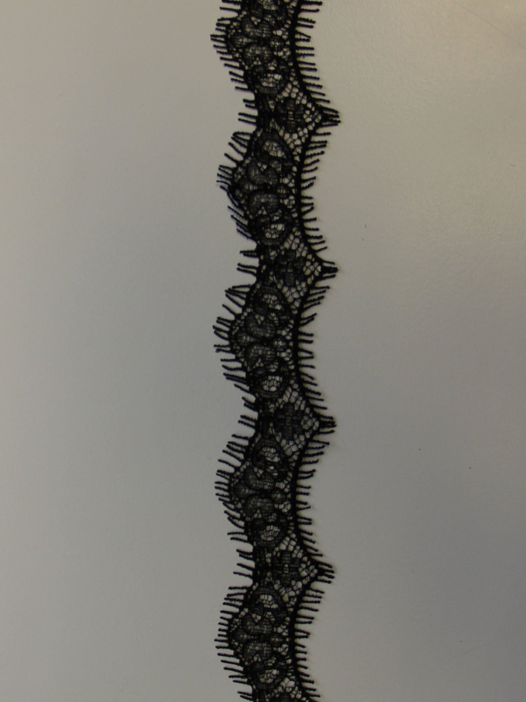 Schwarzer Spitzenbesatz – Ember