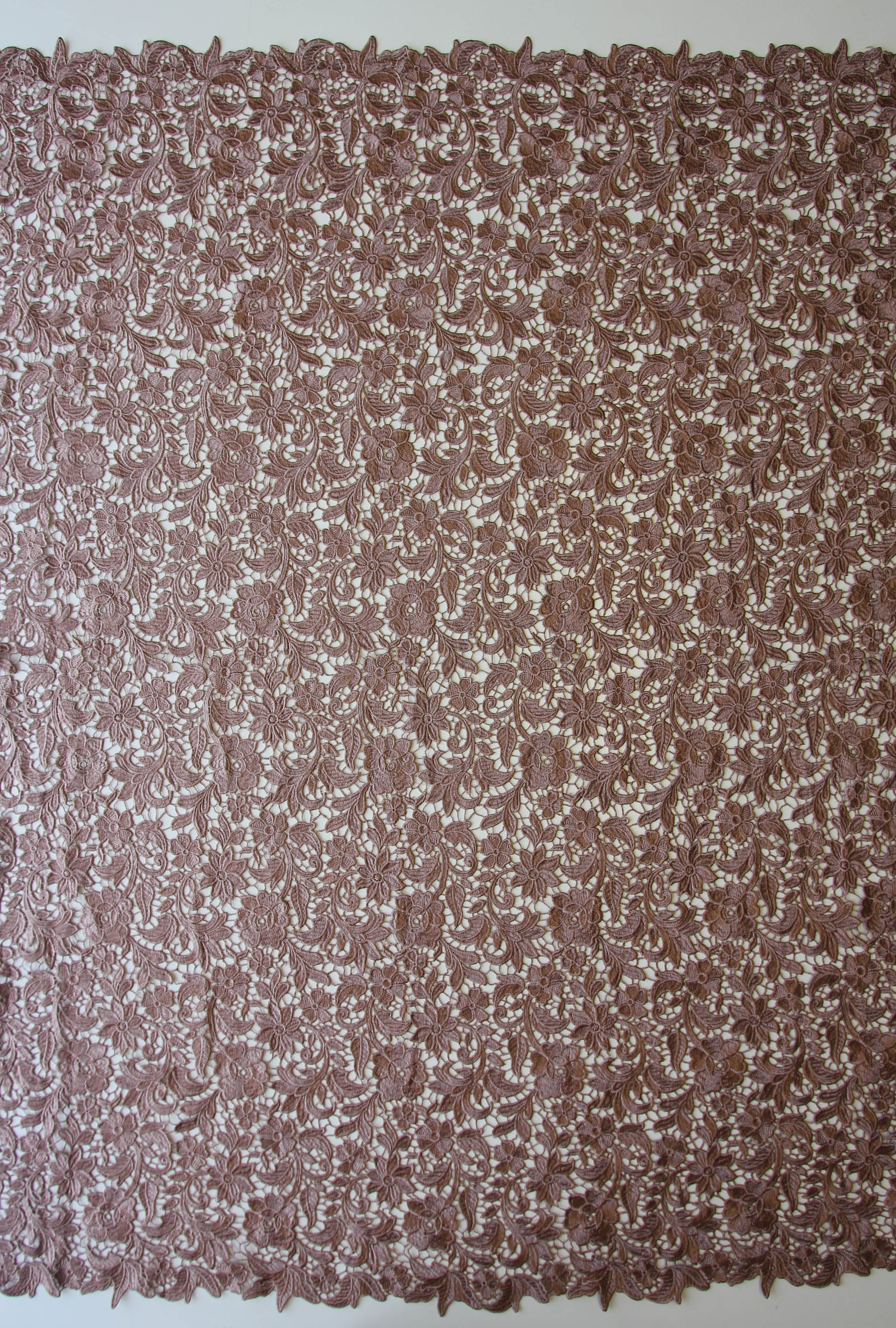 Kaffeefarbene Guipure-Spitze – Queenie