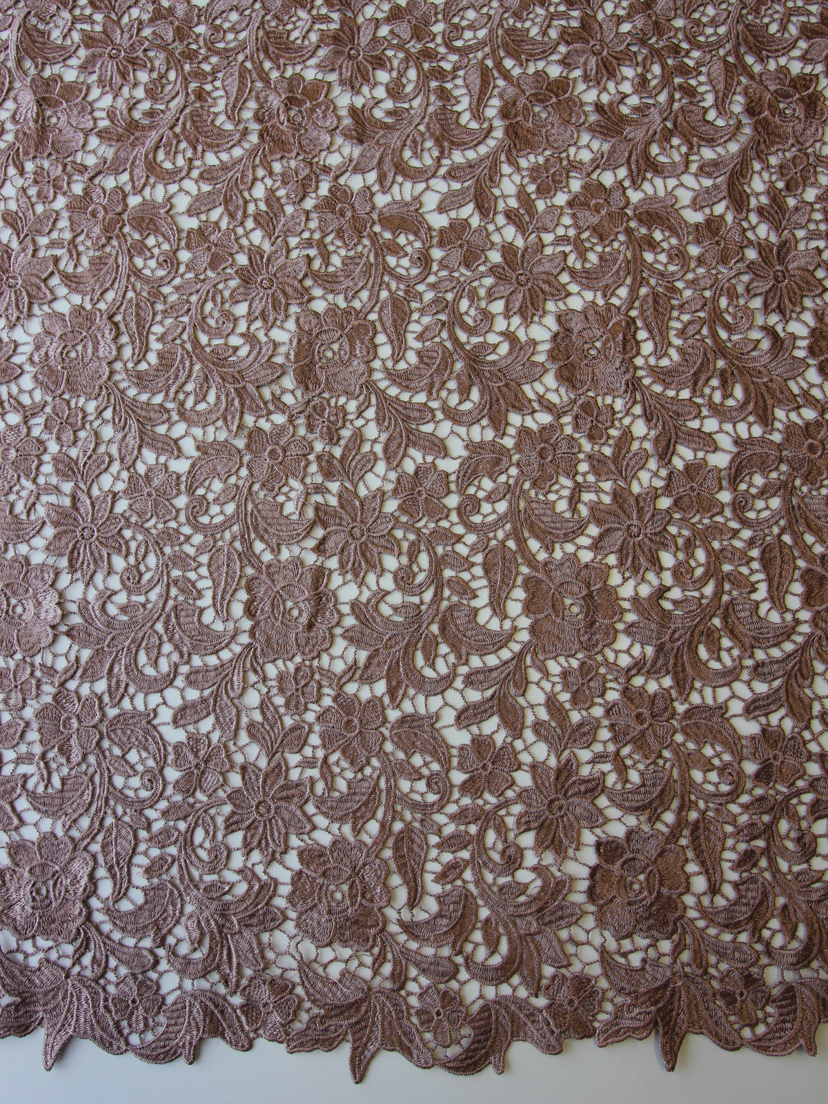 Kaffeefarbene Guipure-Spitze – Queenie