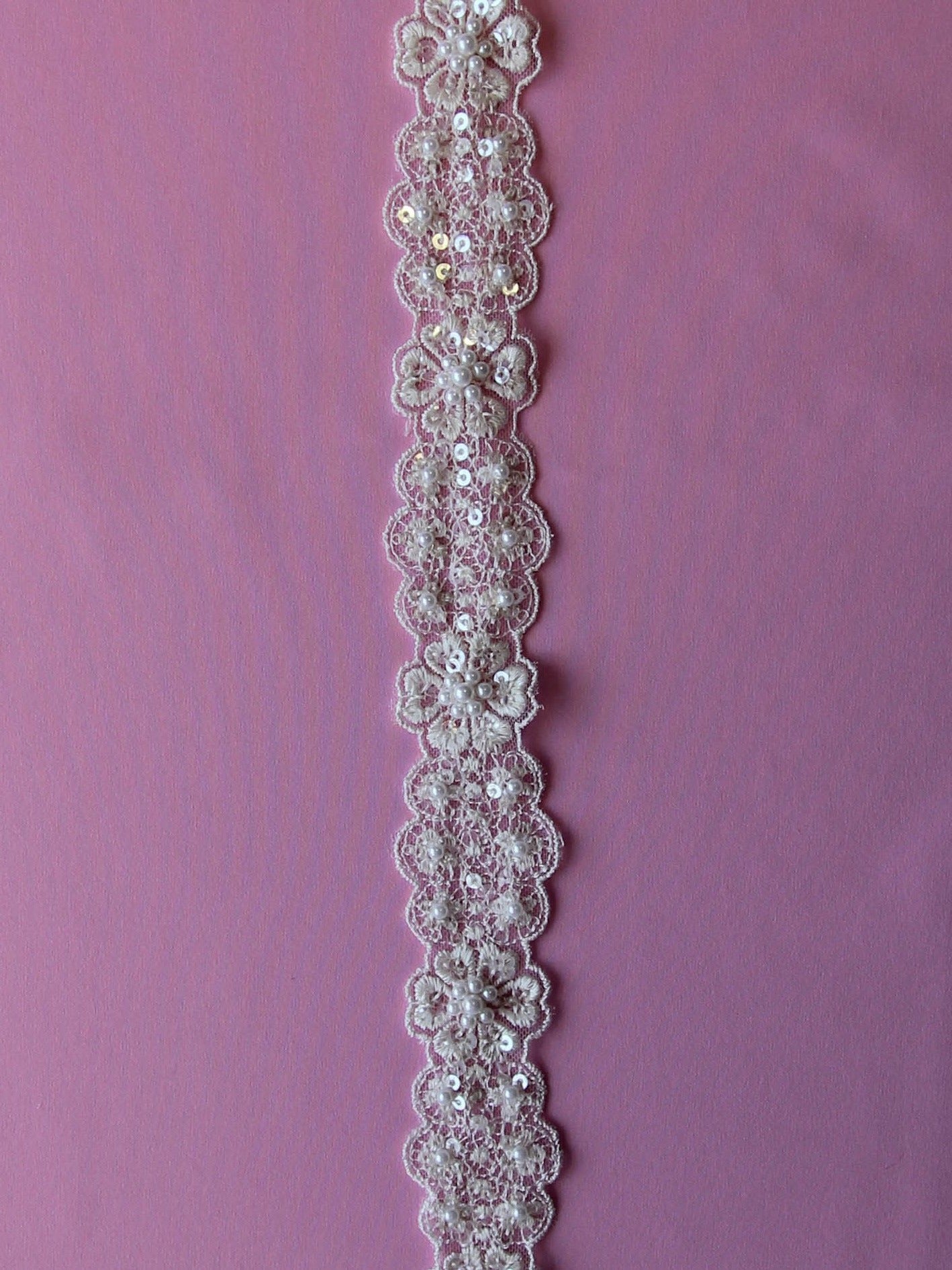 Paillettenbesetzter Kleidbesatz – Krokus