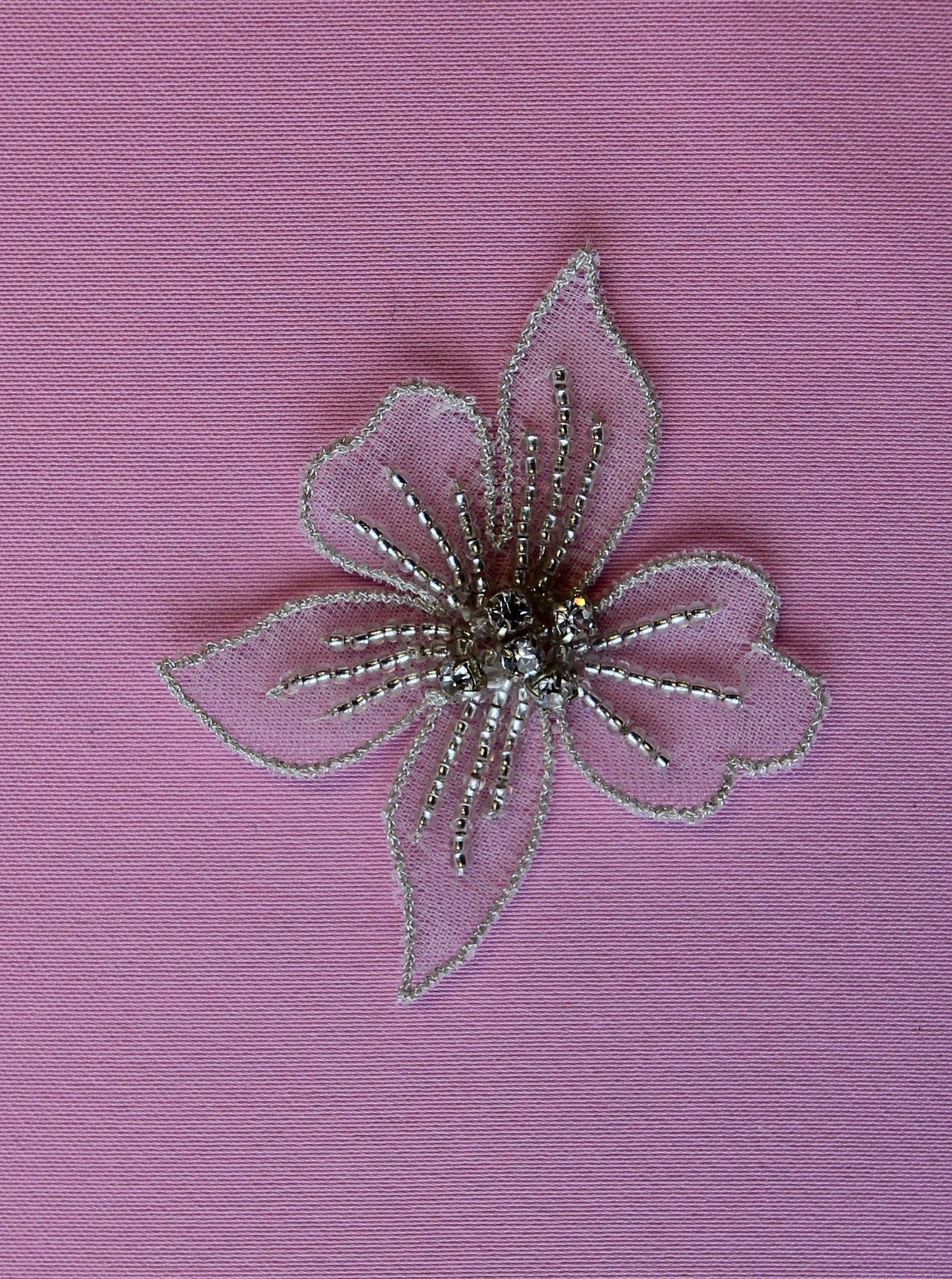 Kristallisierte Blumenapplikation – Deidre