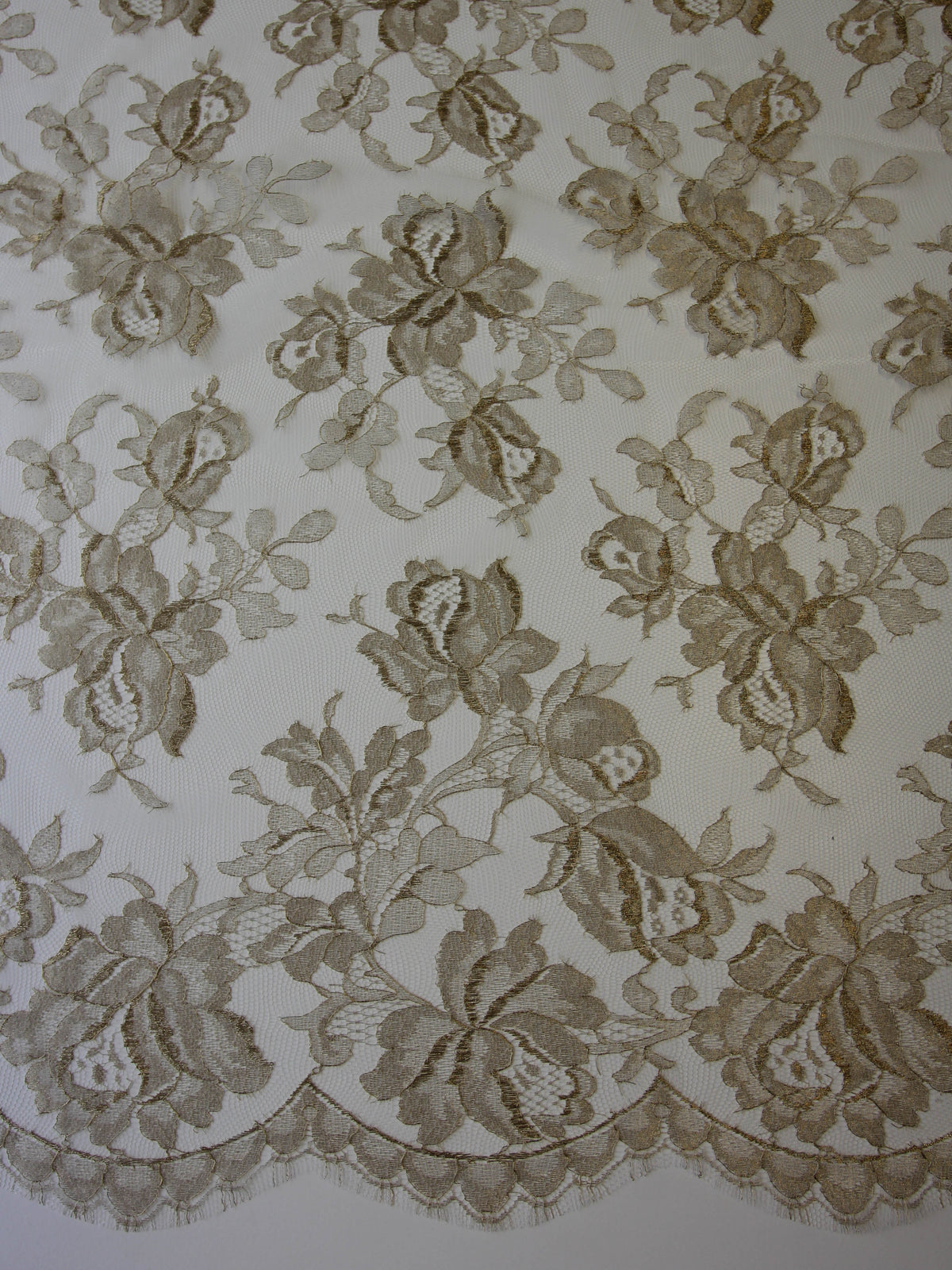 Chantilly-Spitze in Gold und Elfenbein – Maxine