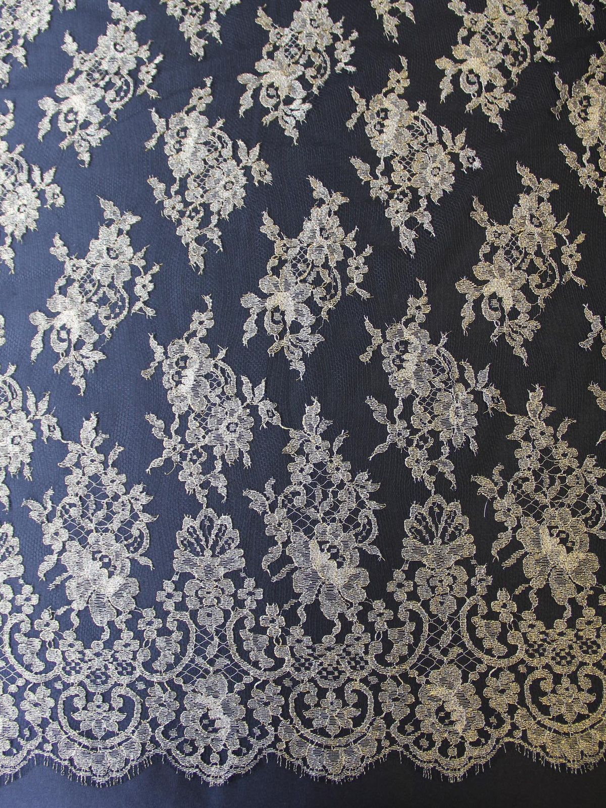 Gold auf schwarzer Chantilly-Spitze – Natasha