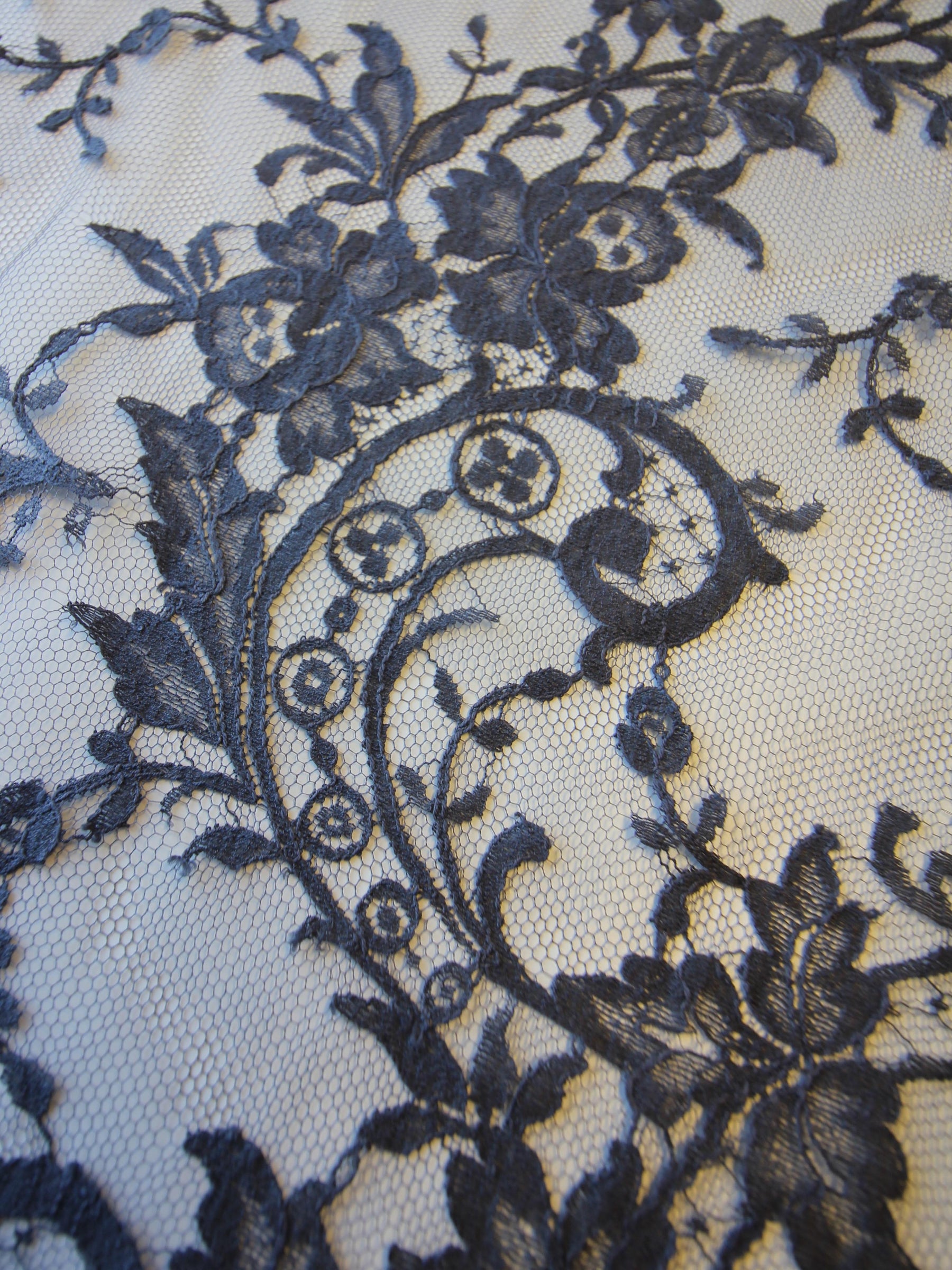 Graue Chantilly-Spitze – Kate