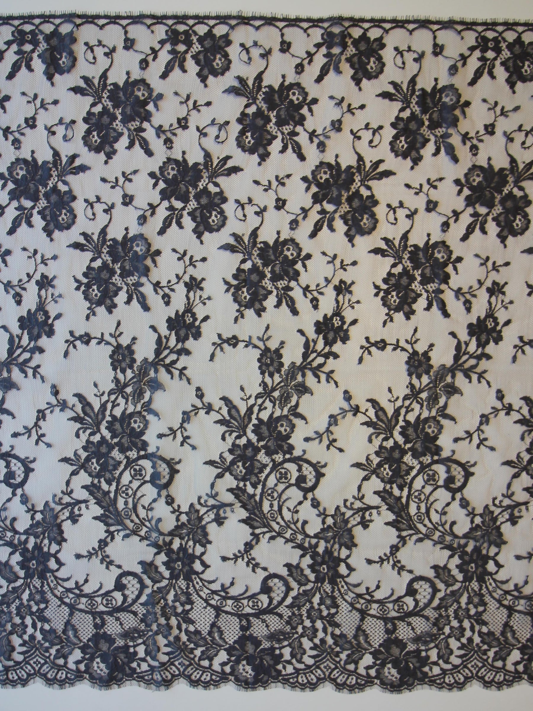 Graue Chantilly-Spitze – Kate