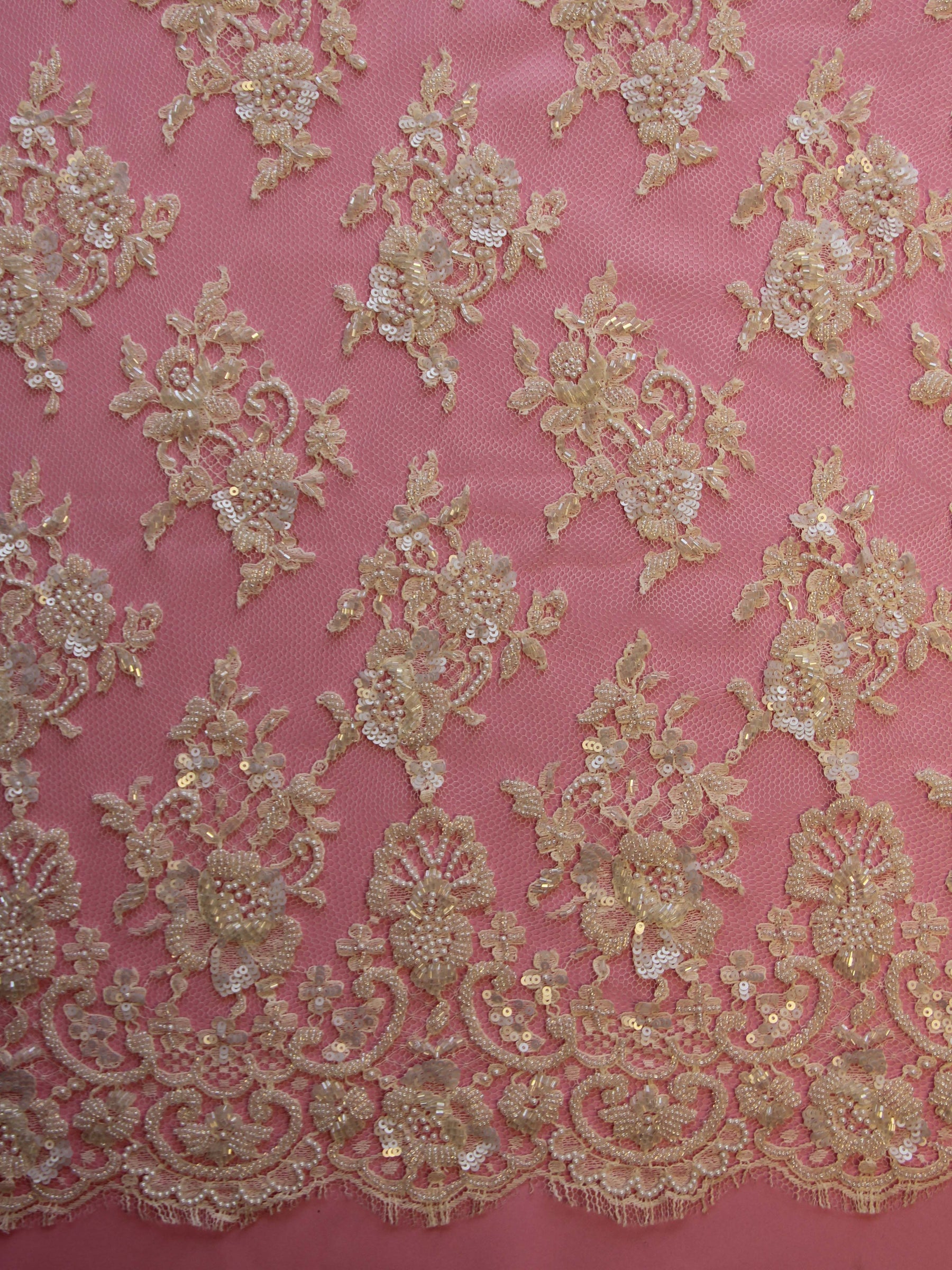 Elfenbeinfarbene Chantilly-Spitze mit Perlen - Anastasia