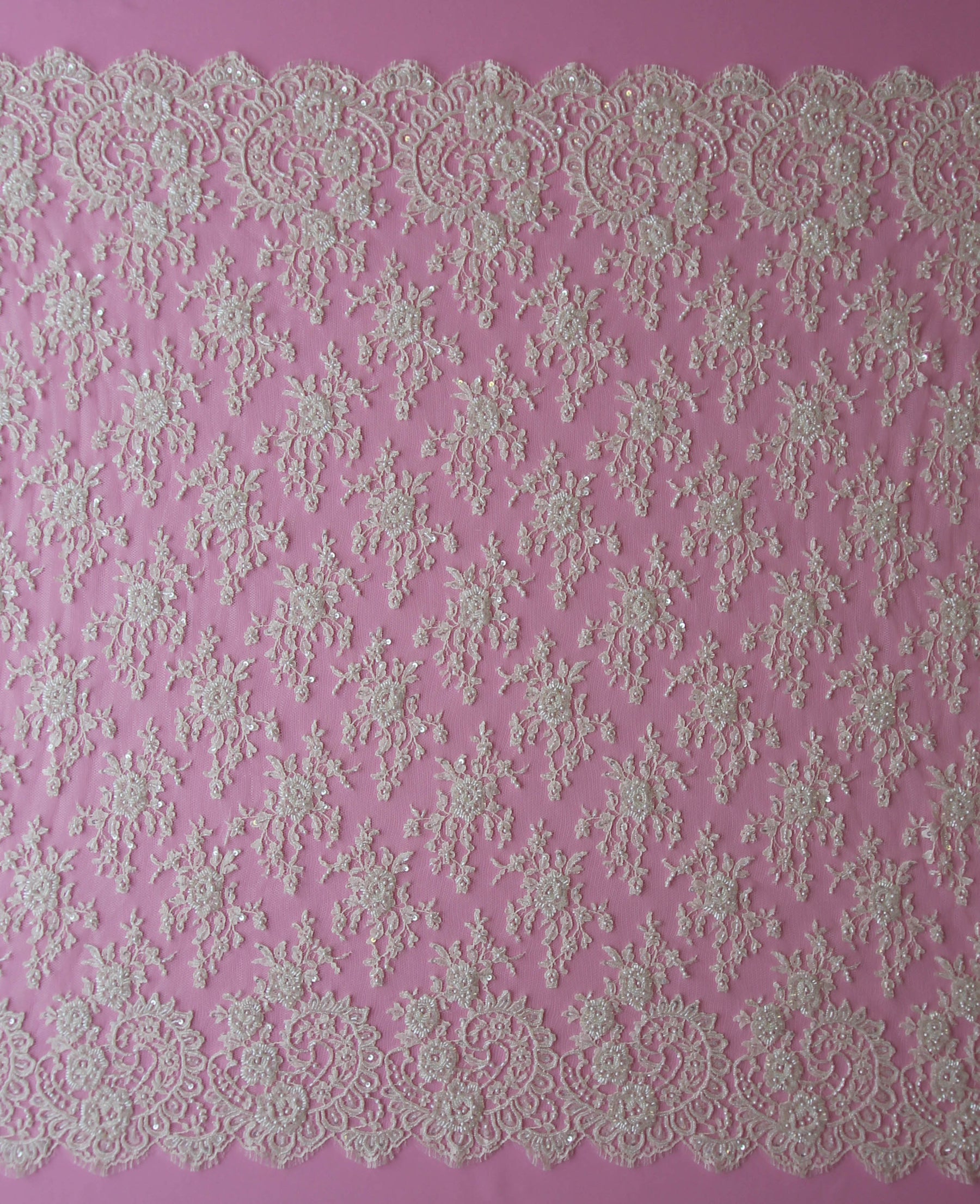 Elfenbeinfarbene, verzierte Chantilly-Spitze - Philamena