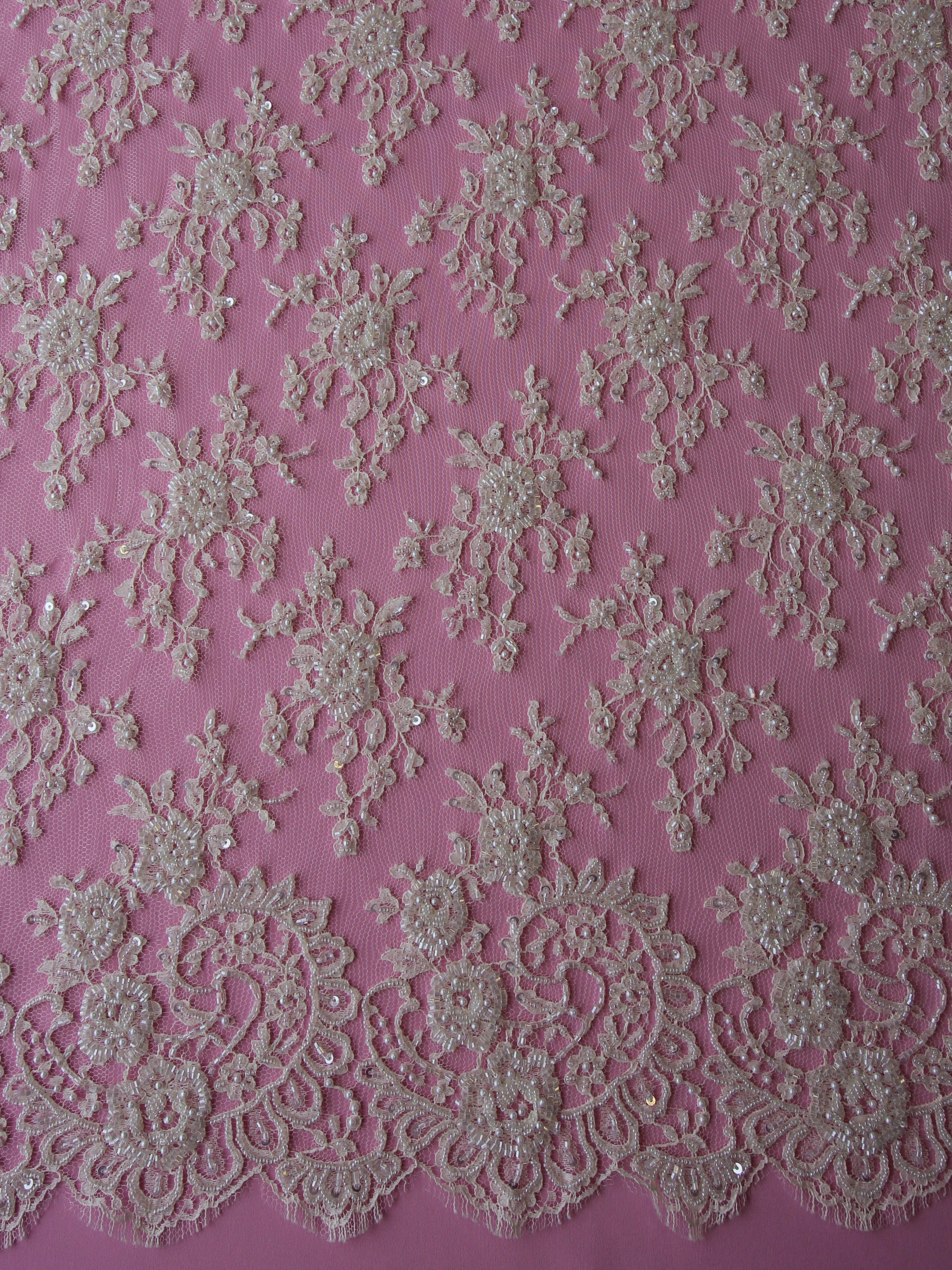 Elfenbeinfarbene, verzierte Chantilly-Spitze - Philamena