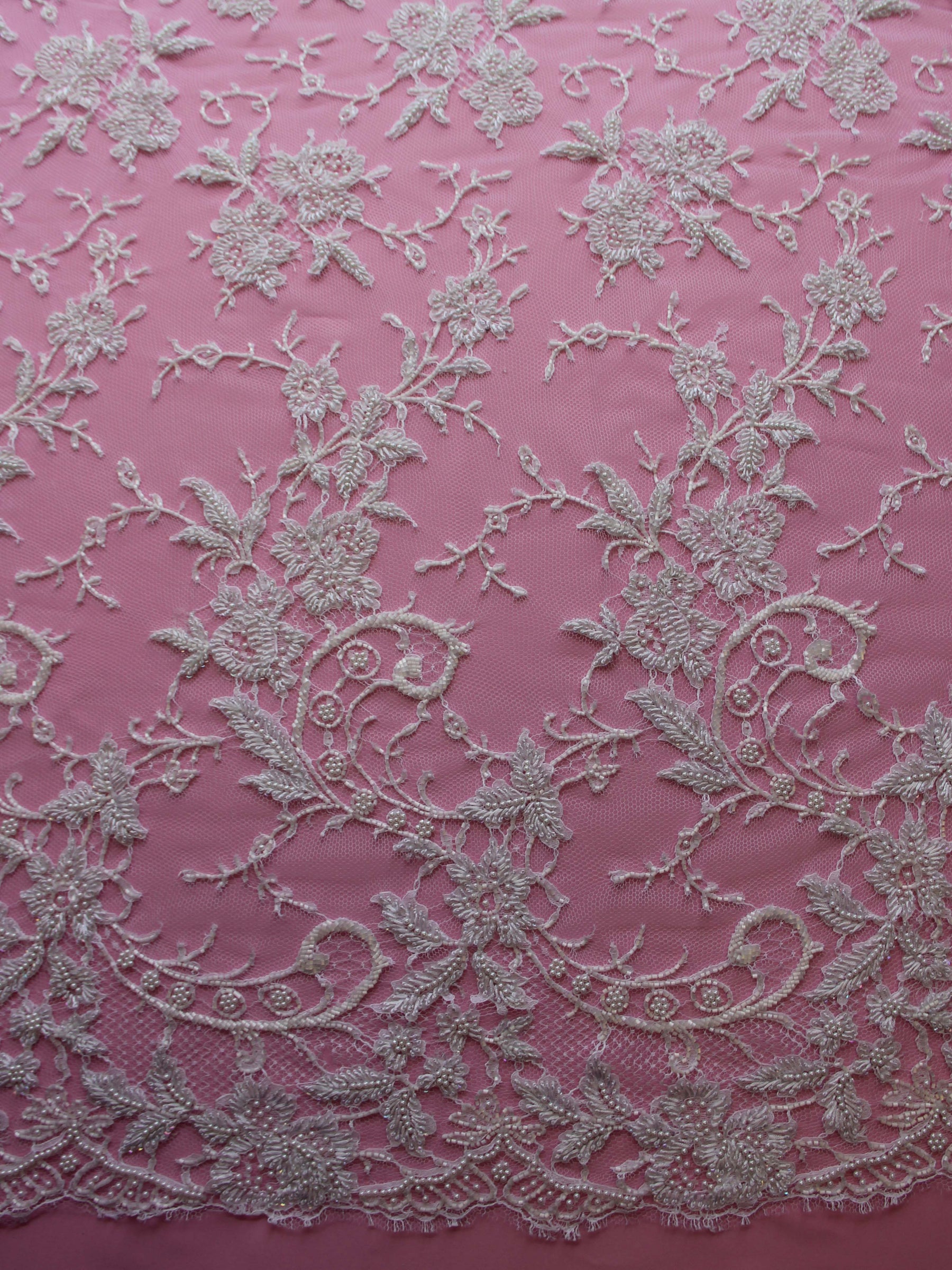 Weiße Chantilly-Spitze mit Perlen - Annalisa