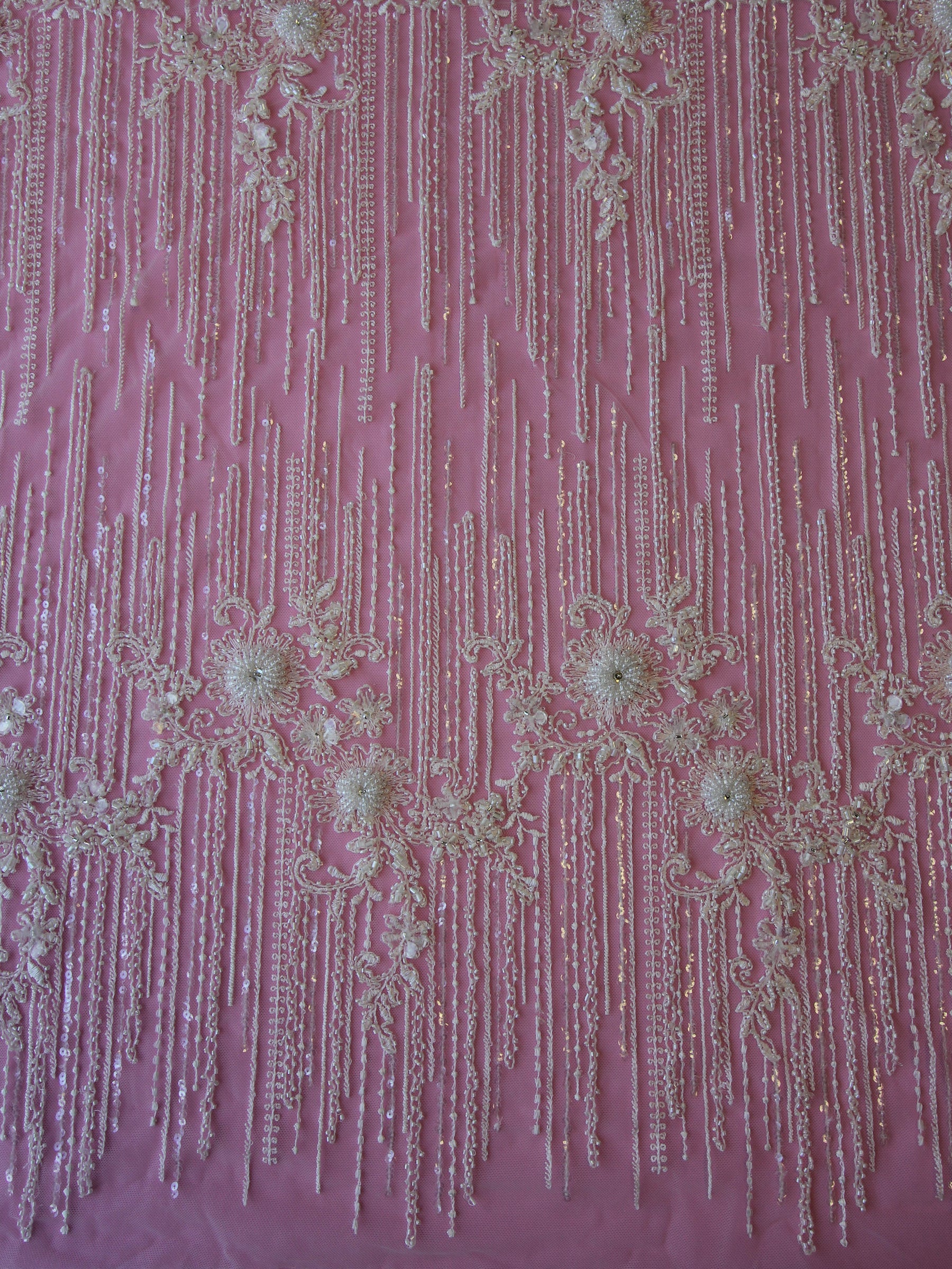 Elfenbeinfarbene Perlenspitze – Hibiskus