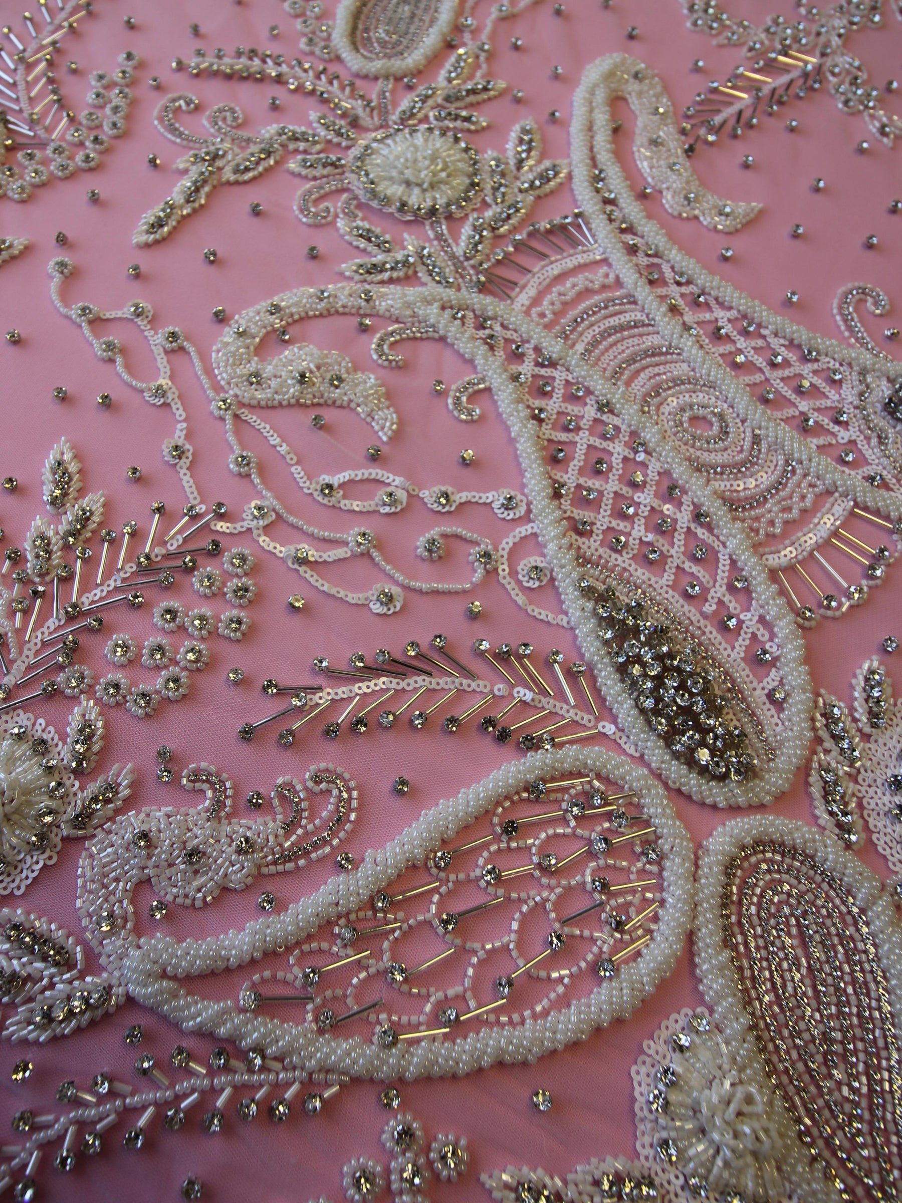 Elfenbeinfarbene, perlenbesetzte Paisley-Spitze – Amani
