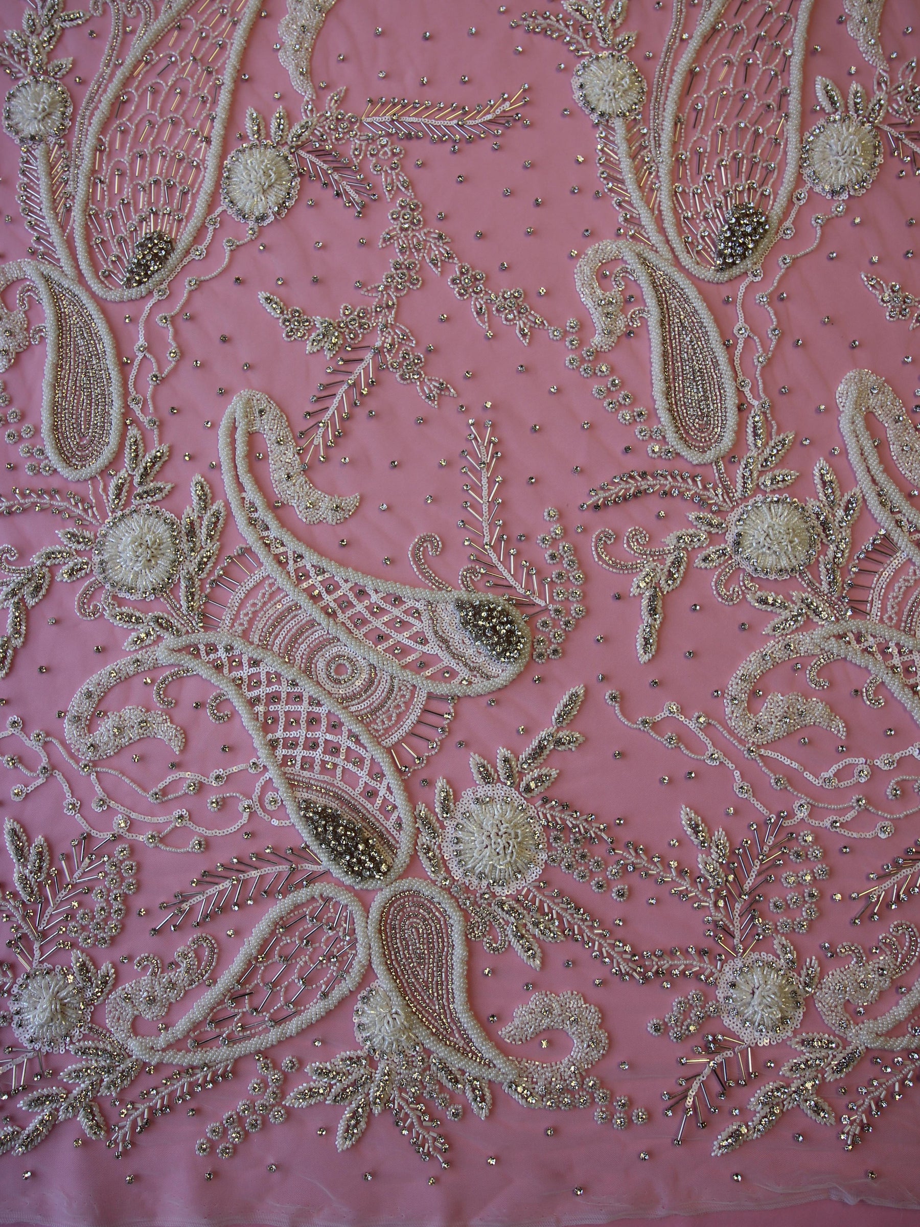 Elfenbeinfarbene, perlenbesetzte Paisley-Spitze – Amani